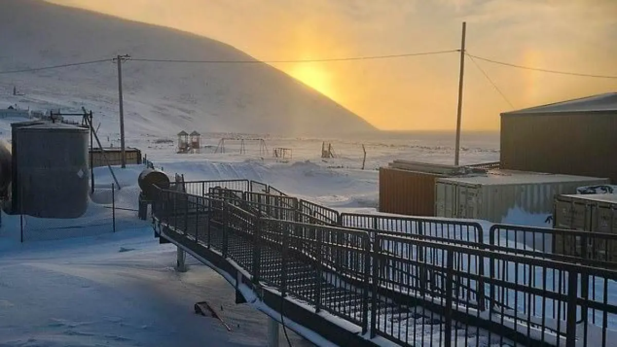 Der Angriff ereignete sich, als Myomick und Ongtowasruk am 17. Januar gegen 14.30 Uhr die Kingikmiut-Schule verließen. Hier ist der Gang zur Schule abgebildet.