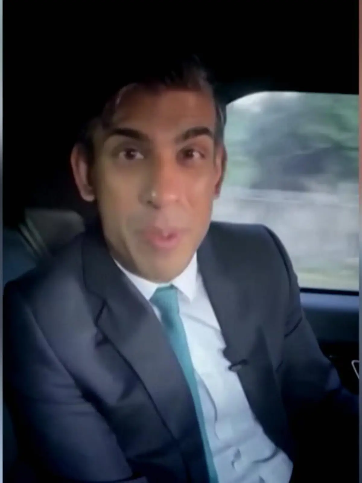 Weil er ohne Sicherheitsgurt in einem Auto unterwegs war, droht dem britischen Premierminister Rishi Sunak nun Ärger. Überführt hatte sich Sunak dabei selbst. In einer Instagram-Story machte er Werbung für seine Politik - unangeschnallt.