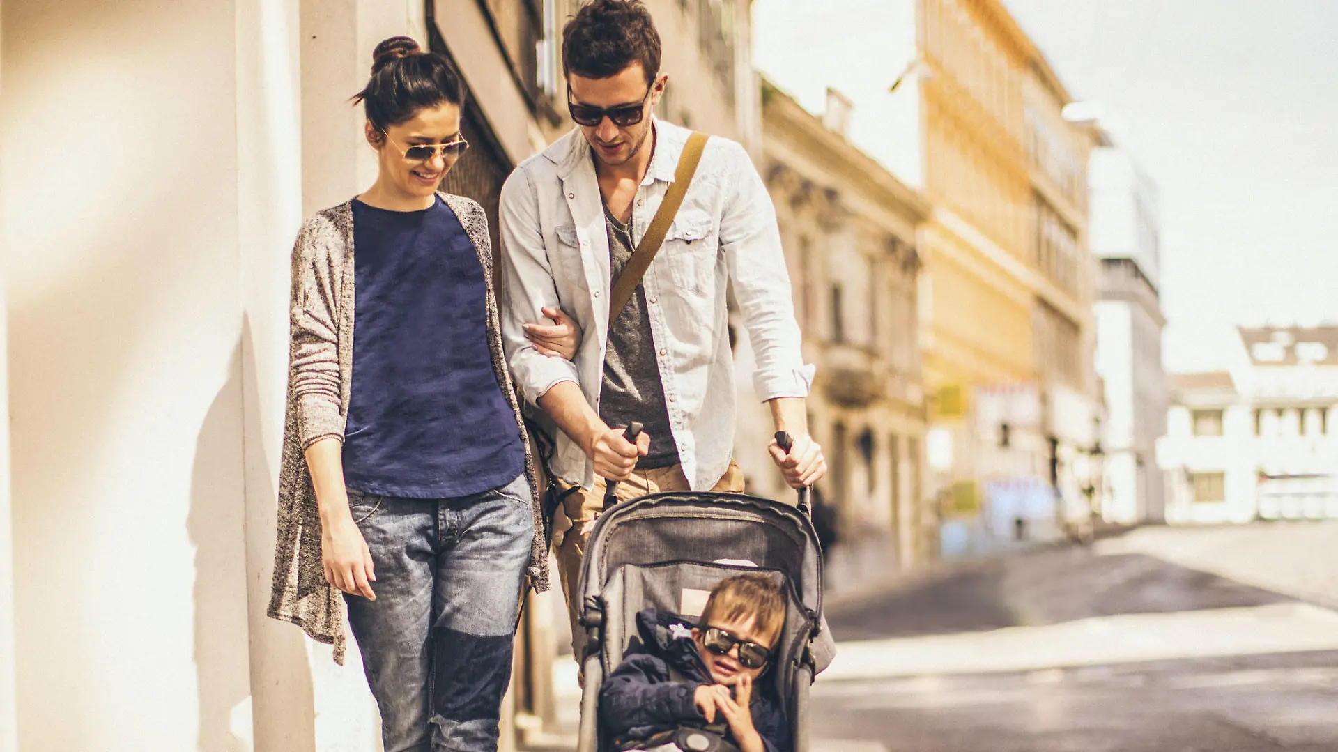 Paar mit Kinderwagen, Kinderwagen, Paar, Paar mit Kind, 