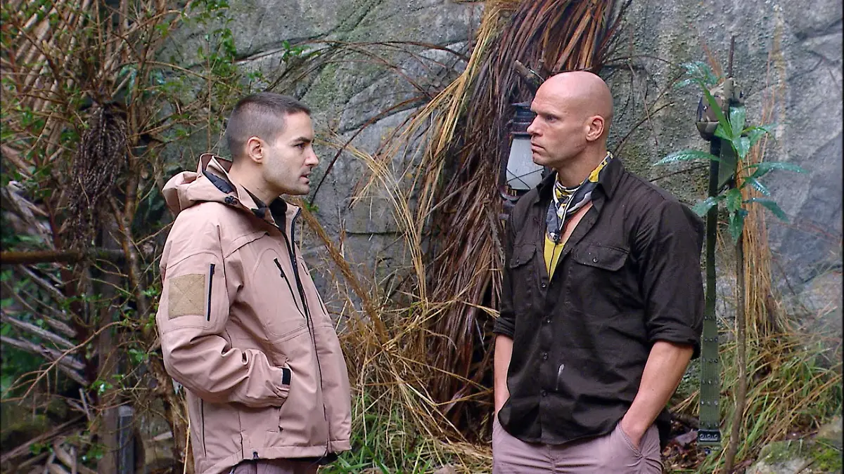 Tag 2 im "Snake Rock" - Camp - Menderes Bagci (l.) erzählt Thorsten Legat das er noch Jungfrau ist. Der Ex-Fußballprofi und Fußballtrainer kann es nicht fassen. # Foto: RTL

Verwendung der Bilder für Online-Medien ausschließlich mit folgender Verlinkung: "Alle Infos zu "Ich bin ein Star - Holt mich hier raus!" im Special bei RTL.de: http://www.rtl.de/cms/sendungen/ich-bin-ein-star.html

NUR ZUR EINMALIGEN VERÖFFENTLICHUNG ! KEINE WEITERGABE AN DRITTE ! 
KEINE VERWENDUNG NACH DEM 09.02.2016 !! KEINE ARCHIVIERUNG !

Suchbegriff: Dschungelcamp