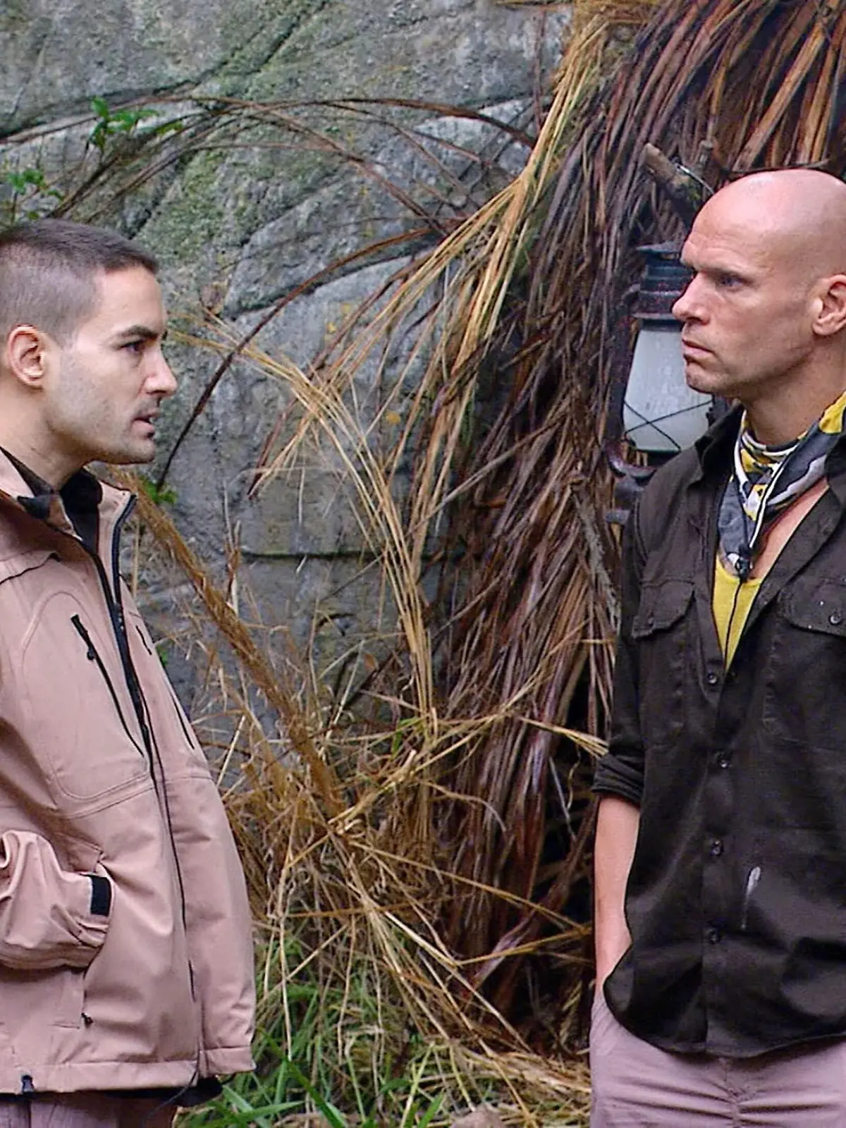 Tag 2 im "Snake Rock" - Camp - Menderes Bagci (l.) erzählt Thorsten Legat das er noch Jungfrau ist. Der Ex-Fußballprofi und Fußballtrainer kann es nicht fassen. # Foto: RTL

Verwendung der Bilder für Online-Medien ausschließlich mit folgender Verlinkung: "Alle Infos zu "Ich bin ein Star - Holt mich hier raus!" im Special bei RTL.de: http://www.rtl.de/cms/sendungen/ich-bin-ein-star.html

NUR ZUR EINMALIGEN VERÖFFENTLICHUNG ! KEINE WEITERGABE AN DRITTE ! 
KEINE VERWENDUNG NACH DEM 09.02.2016 !! KEINE ARCHIVIERUNG !

Suchbegriff: Dschungelcamp