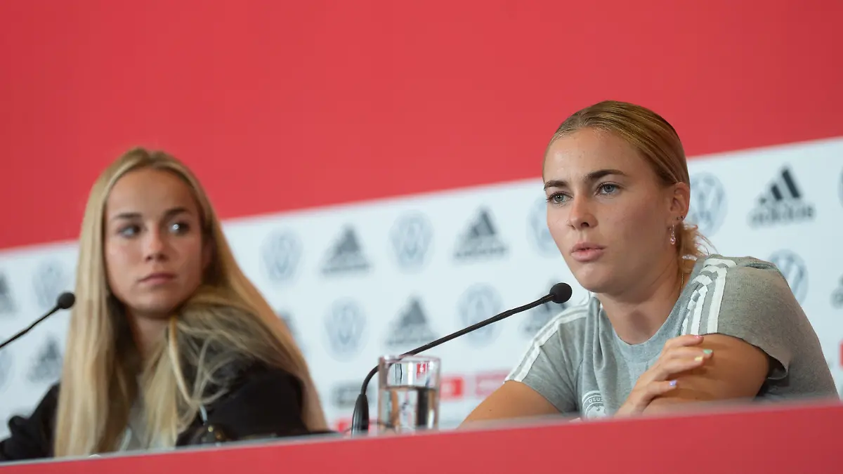 06.07.2022, Großbritannien, London: Fußball: Nationalmannschaft, Frauen, EM 2022, Pressekonferenz Deutschland: Laura Freigang (r) spricht neben Giulia Gwinn. Foto: Sebastian Gollnow/dpa +++ dpa-Bildfunk +++