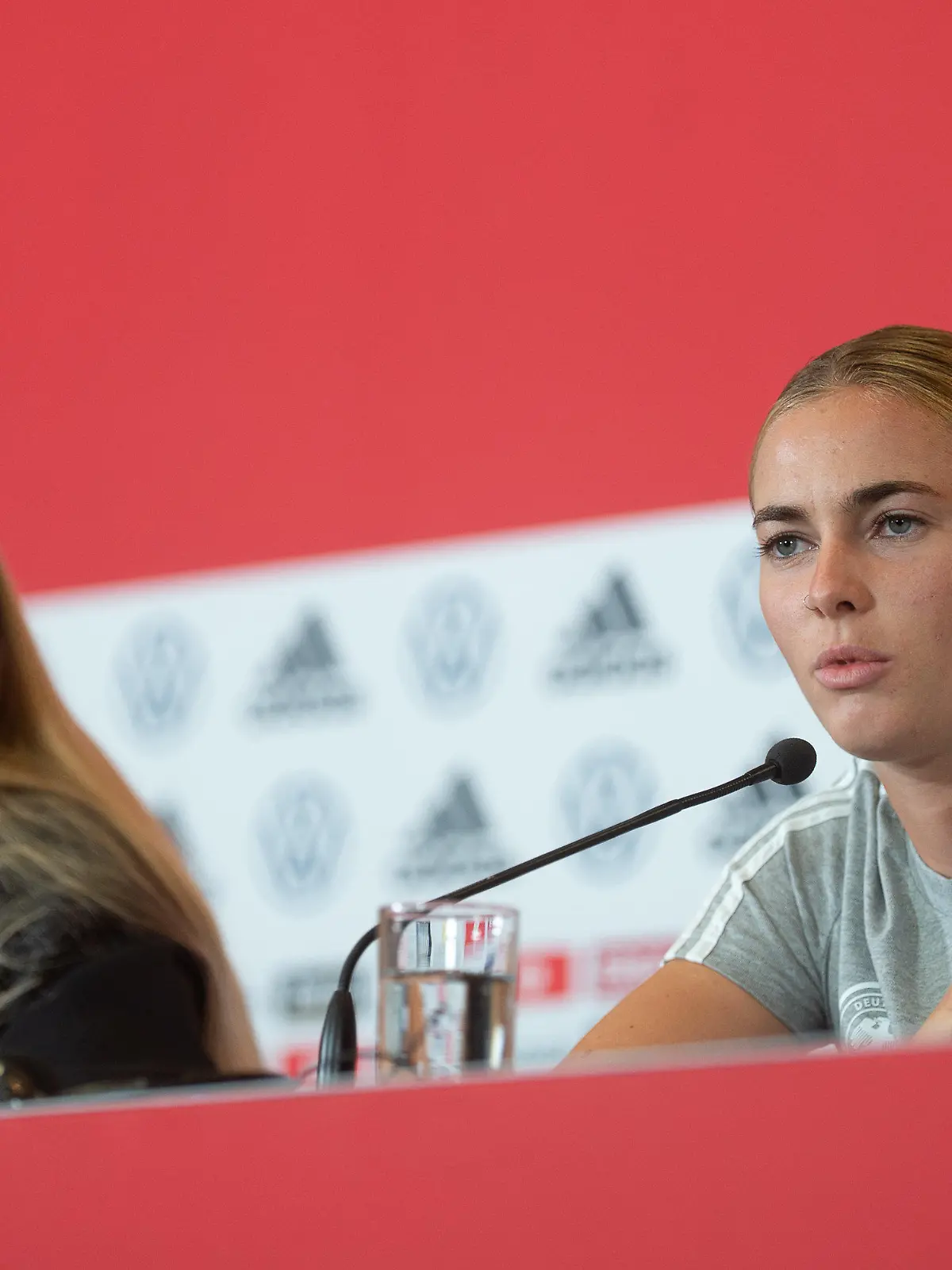 06.07.2022, Großbritannien, London: Fußball: Nationalmannschaft, Frauen, EM 2022, Pressekonferenz Deutschland: Laura Freigang (r) spricht neben Giulia Gwinn. Foto: Sebastian Gollnow/dpa +++ dpa-Bildfunk +++