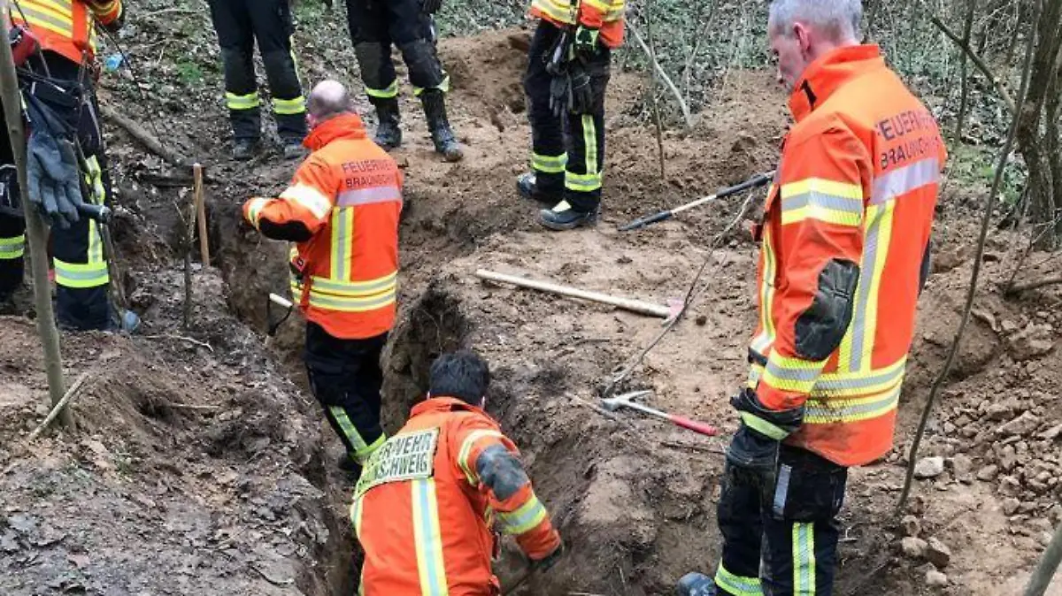 Die Einsatzkräfte graben einen Tunnel, um den Hund zu retten.