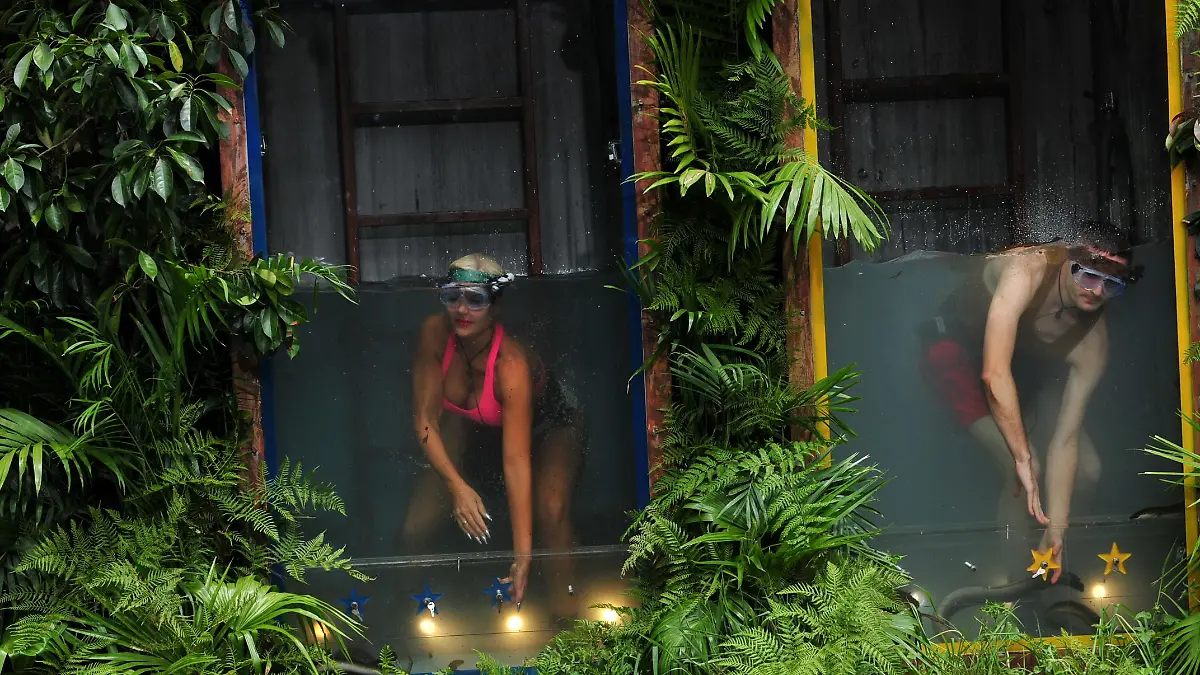 Tag 1 - Dschungel-Duell 2 'Tierischer Einlauf': 'Base Camp' gegen 'Snake Rock' - der Kampf der Teams geht in die nächste Runde. In einen Wassertank eingesperrt müssen die Stars eine mit sechs Schlössern verschlossene Luke öffnen. Zu Gast im Wassertank: Wasserspinnen, Schlammkrabben, Flusskrebse und Aale. Sophia Wollersheim und Menderes geben alles. Menderes ist jedoch schneller. # Foto: RTL / Stefan MenneVerwendung der Bilder für Online-Medien ausschließlich mit folgender Verlinkung: 'Alle Infos zu 'Ich bin ein Star - Holt mich hier raus!' im Special bei RTL.de: http://www.rtl.de/cms/sendungen/ich-bin-ein-star.htmlNUR ZUR EINMALIGEN VERÖFFENTLICHUNG ! KEINE WEITERGABE AN DRITTE ! KEINE VERWENDUNG NACH DEM 09.02.2016 !! KEINE ARCHIVIERUNG !Suchbegriff: Dschungelcamp