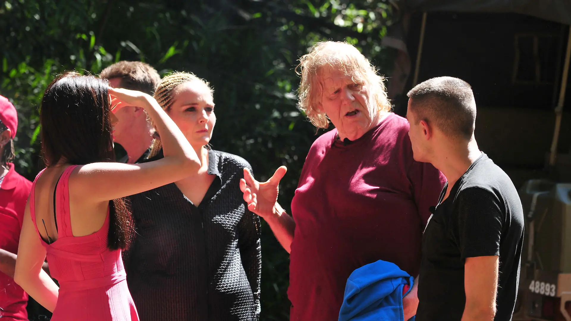 v.r.: DSDS-Legende Menderes (31), Sänger Gunter Gabriel (73), TV-Coach Helena Fürst (41) und die anderen Stars auf dem Weg in den Dschungel. # Foto: RTL / Stefan Menne
Verwendung der Bilder für Online-Medien ausschließlich mit folgender Verlinkung: "Alle Infos zu "Ich bin ein Star - Holt mich hier raus!" im Special bei RTL.de: http://www.rtl.de/cms/sendungen/ich-bin-ein-star.html
NUR ZUR EINMALIGEN VERÖFFENTLICHUNG ! KEINE WEITERGABE AN DRITTE !
KEINE VERWENDUNG NACH DEM 09.02.2016 !! KEINE ARCHIVIERUNG !
Suchbegriff: Dschungelcamp *** Local Caption *** Verwendung der Bilder für Online-Medien ausschließlich mit folgender Verlinkung: "Alle Infos zu "Ich bin ein Star - Holt mich hier raus!" im Special bei RTL.de: http://www.rtl.de/cms/sendungen/ich-bin-ein-star.html
NUR ZUR EINMALIGEN VERÖFFENTLICHUNG ! KEINE WEITERGABE AN DRITTE !
KEINE VERWENDUNG NACH DEM 09.02.2016 !! KEINE ARCHIVIERUNG !
Suchbegriff: Dschungelcamp