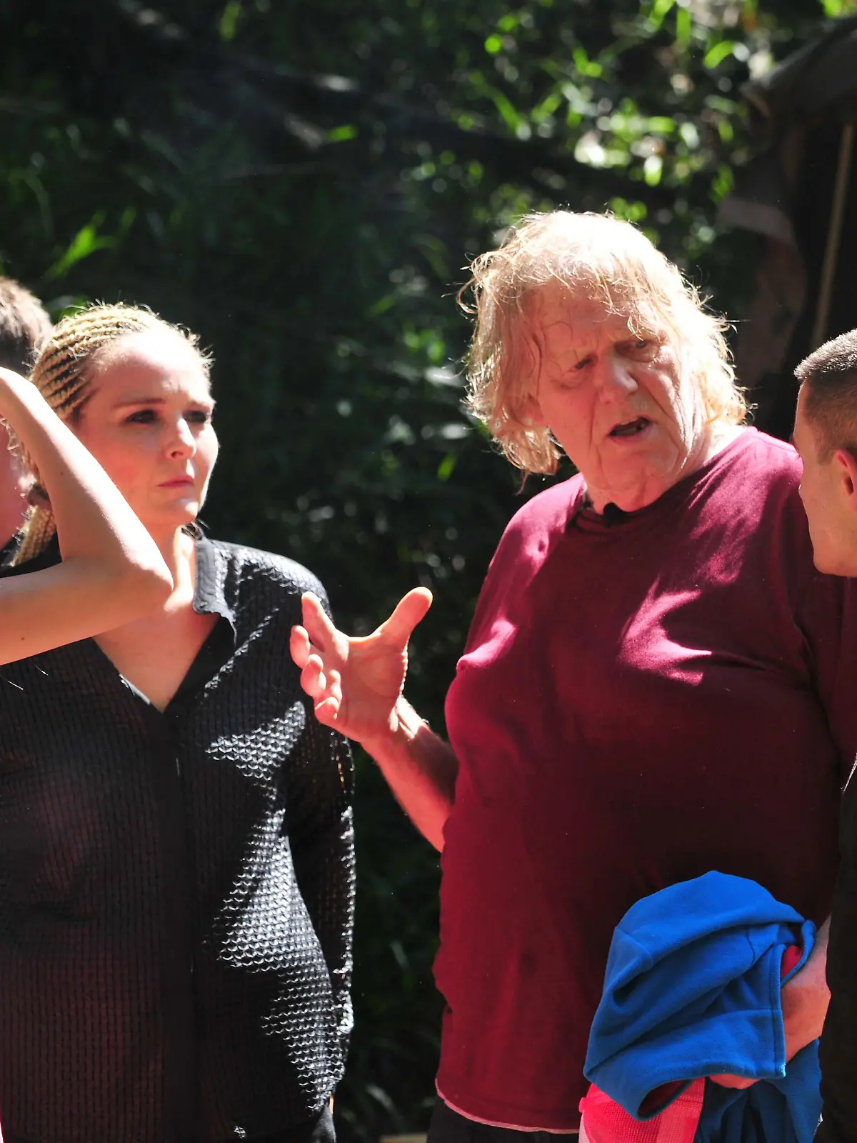 v.r.: DSDS-Legende Menderes (31), Sänger Gunter Gabriel (73), TV-Coach Helena Fürst (41) und die anderen Stars auf dem Weg in den Dschungel. # Foto: RTL / Stefan Menne

Verwendung der Bilder für Online-Medien ausschließlich mit folgender Verlinkung: "Alle Infos zu "Ich bin ein Star - Holt mich hier raus!" im Special bei RTL.de: http://www.rtl.de/cms/sendungen/ich-bin-ein-star.html

NUR ZUR EINMALIGEN VERÖFFENTLICHUNG ! KEINE WEITERGABE AN DRITTE ! 
KEINE VERWENDUNG NACH DEM 09.02.2016 !! KEINE ARCHIVIERUNG !

Suchbegriff: Dschungelcamp *** Local Caption *** Verwendung der Bilder für Online-Medien ausschließlich mit folgender Verlinkung: "Alle Infos zu "Ich bin ein Star - Holt mich hier raus!" im Special bei RTL.de: http://www.rtl.de/cms/sendungen/ich-bin-ein-star.html

NUR ZUR EINMALIGEN VERÖFFENTLICHUNG ! KEINE WEITERGABE AN DRITTE ! 
KEINE VERWENDUNG NACH DEM 09.02.2016 !! KEINE ARCHIVIERUNG !

Suchbegriff: Dschungelcamp