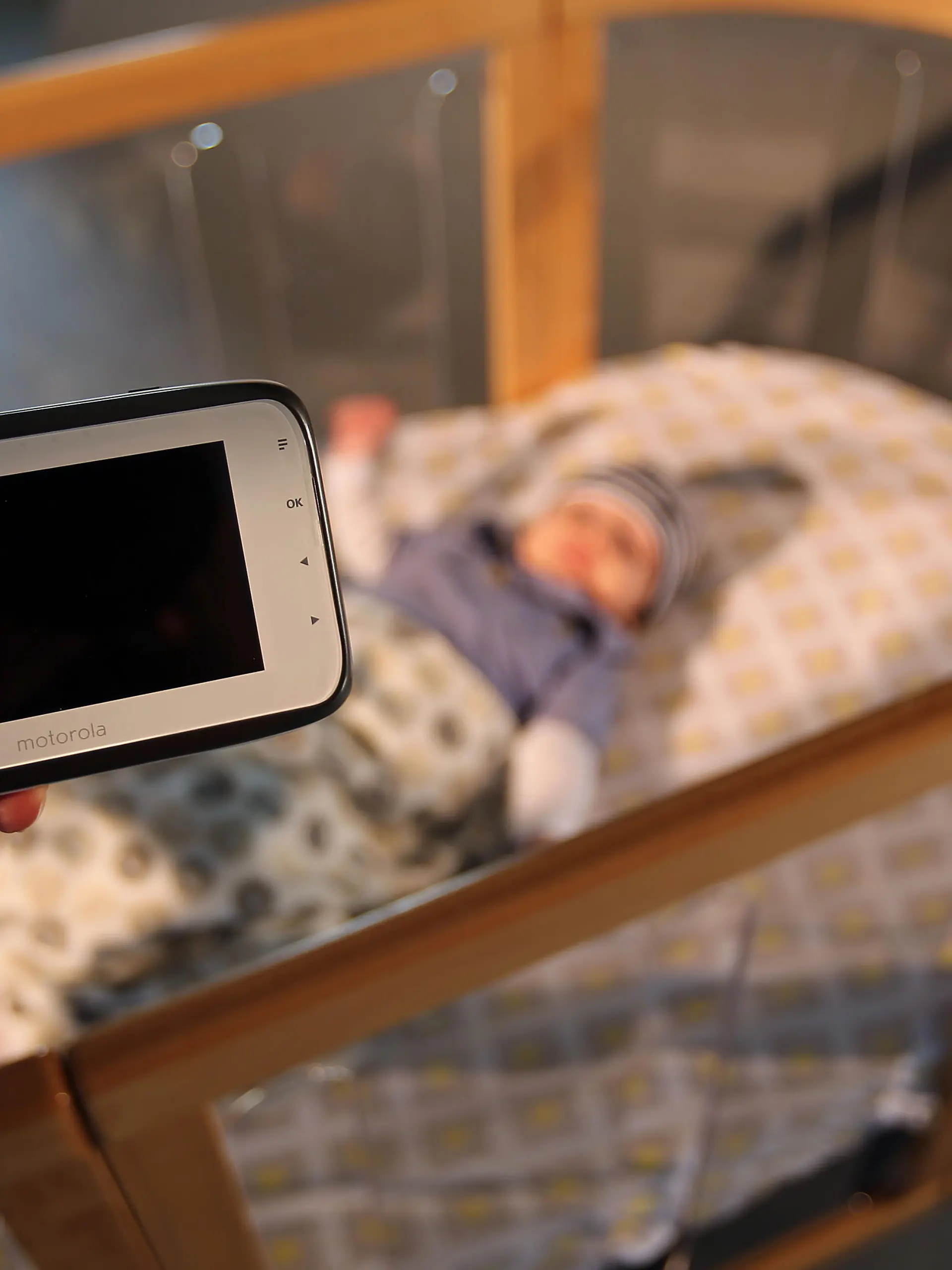 Eine Frau hält am 04.09.2014 in Köln (Nordrhein-Westfalen) das Video-Babyfone MBP854 HD-Connect über ein Kinderbett. Die weltgrößte Messe für Kinderausstattung «Kind+Jugend» ist vom 11.-14.9.2014 in Köln zu sehen. Foto: Oliver Berg/dpa