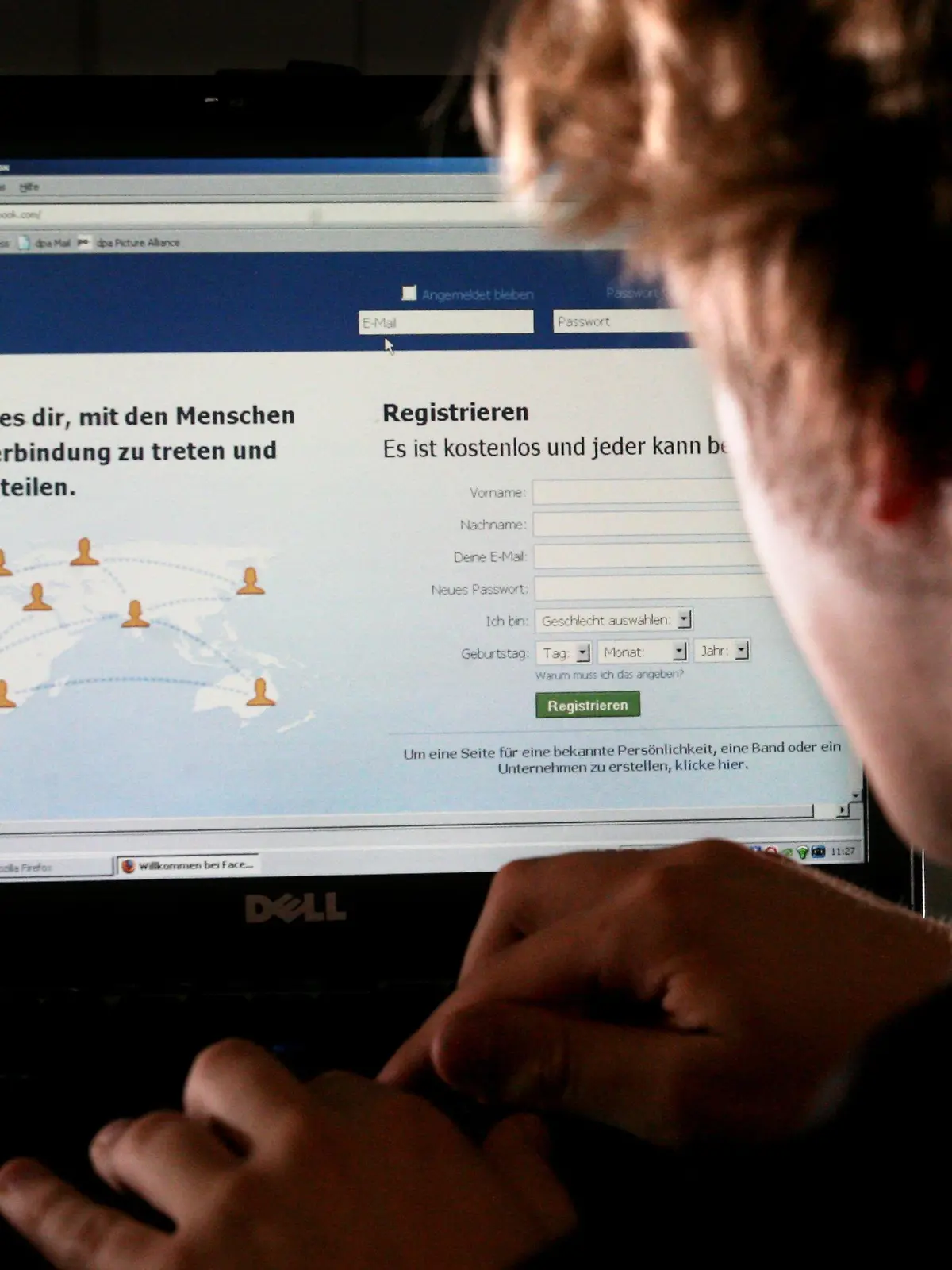 ARCHIV - ILLUSTRATION - Ein junger Mann sitzt am 10.06.2009 in Frankfurt am Main an einem Computer und surft im Internet auf die Startseite des Online-Netzwerkes "Facebook". Freunde finden, Kontakte pflegen oder Videos posten: In sozialen Netzwerken tummeln sich Millionen. Für die meisten ist es nur ein netter Zeitvertreib - das Internet kann aber auch zur Sucht werden. Foto: Julian Stratenschulte dpa/lhe (zu dpa-Korr. 0010 vom 11.05.2010)  +++(c) dpa - Bildfunk+++