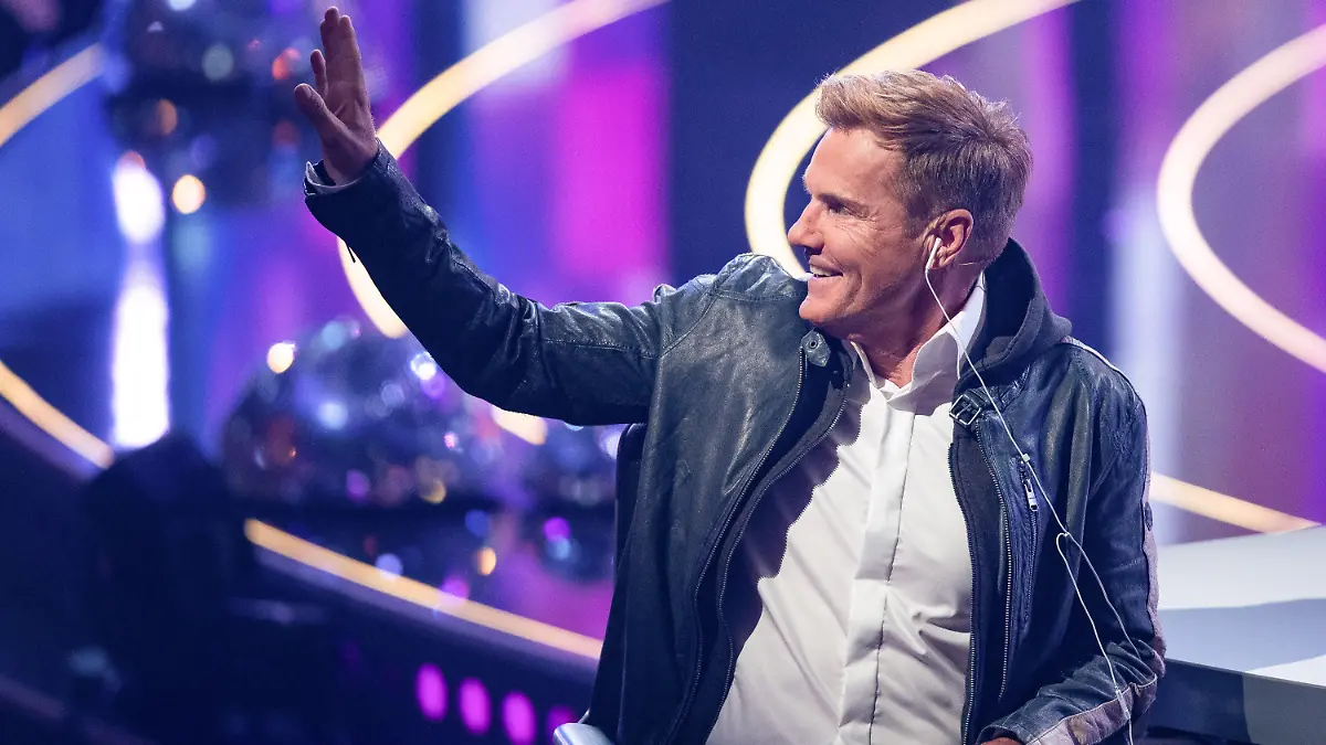 ARCHIV - 06.04.2019, Nordrhein-Westfalen, Köln: Juror Dieter Bohlen winkt bei der ersten Mottoshow bei "Deutschland sucht den Superstar" (DSDS) den Zuschauern zu. Der Weg des 67-Jährigen in der RTL-Castingshow endet viel abrupter und weniger glamourös als gedacht: Er hat sich krank gemeldet. (zu dpa Der Pop-Titan sagt ab: Kapitel Dieter Bohlen bei «DSDS» geschlossen) Foto: Guido Kirchner/dpa +++ dpa-Bildfunk +++
