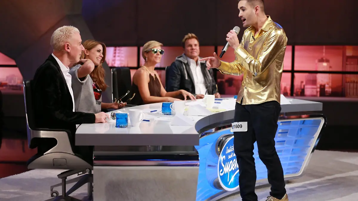 Menderes Bagci aus Langenfeld versucht die Jury (v.l.) H.P. Baxxter, Vanessa Mai, Michelle und Dieter Bohlen von sich zu überzeugen.