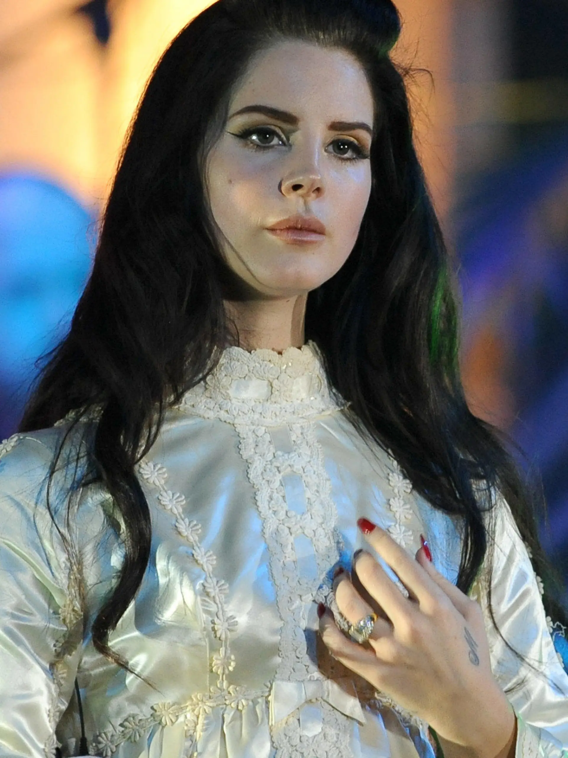 FILE - US-Americain singer Lana Del Rey sings on stage at the Velodrom in Berlin, Germany, 15 April 2013. Photo: BRITTA PEDERSEN (zu dpa "Lana Del Rey lässt sich nicht mehr von Gurus brechen" vom 04.06.2014) +++(c) dpa - Bildfunk+++