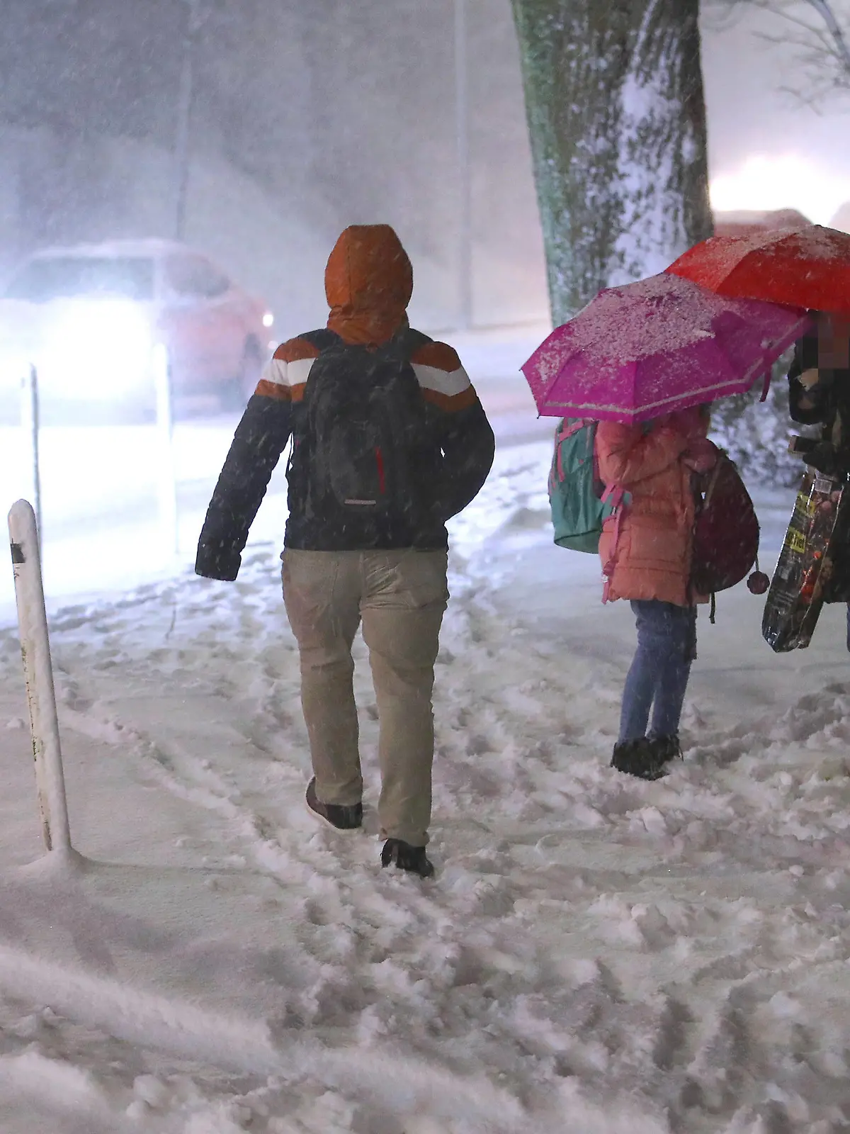 19.01.2023, Wuppertal, Wintereinbruch in Wuppertal und Umgebung, Heftige Schneefälle und Glatteis in der Nacht zum Donnerstag haben für starkes Chaos auf den Straßen in NRW gesorgt. Schulkinder versuchen sich auf dem Schulweg mit Schirmen vor dem Unwetter zu schützen. Der Winterdienst ist im Dauereinsatz um die Straßen und Wege vom Schnee frei zu bekommen. Die Räumung und Streuung bei Schnee und Eisglätte durch den Winterdienst erfolgt zum Teil zu Spät, mehrere Busse, Bahnen und LKW blieben stecken und konnten nicht weiterfahren. Es kam zu beeinträchtigungen des Bahnverkehrs und des öffentlichen Regionalverkehrs Nordrhein-Westfalen Deutschland *** 19 01 2023, Wuppertal, Winter onset in Wuppertal and surrounding area, Heavy snowfal