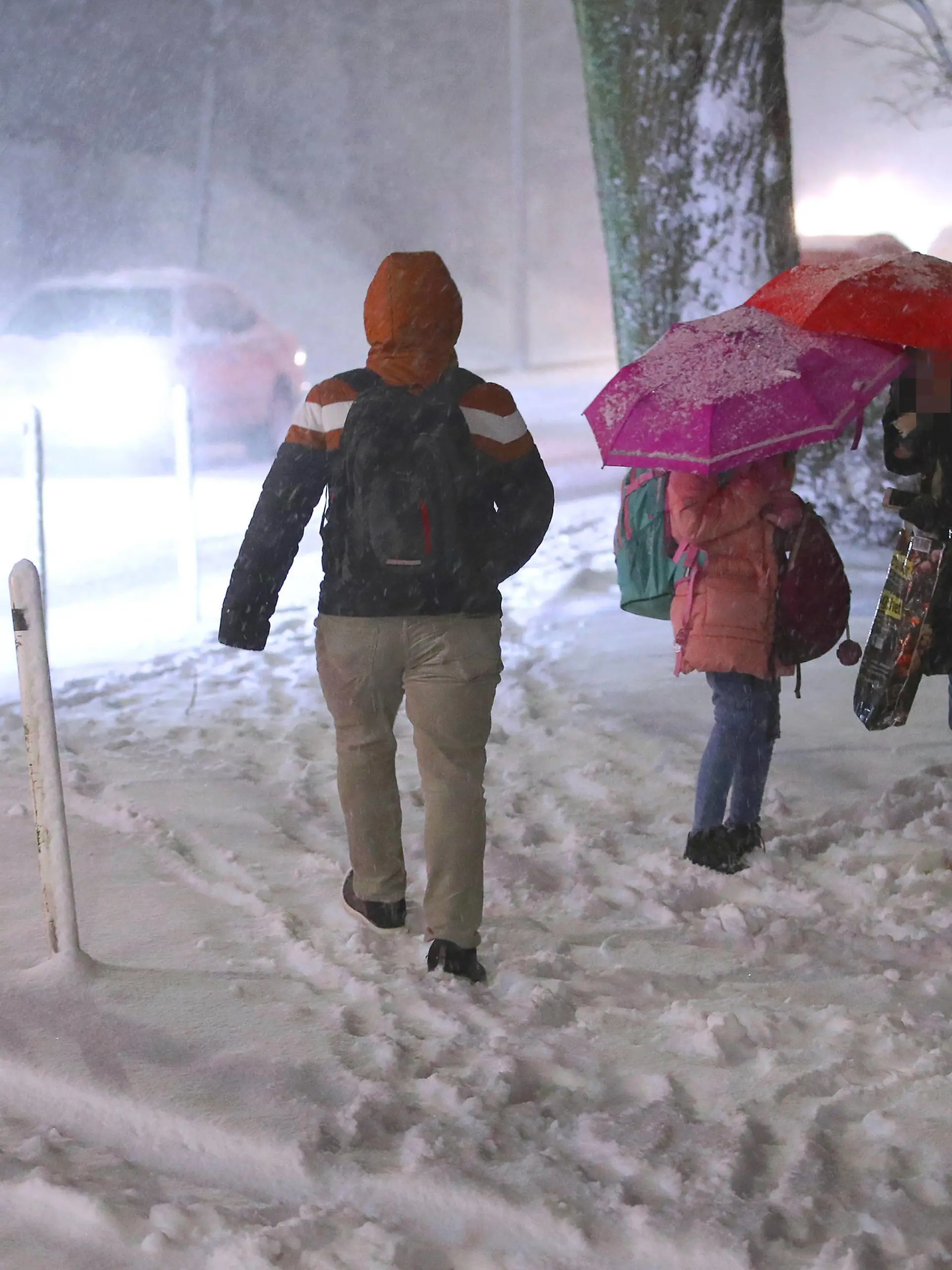 19.01.2023, Wuppertal, Wintereinbruch in Wuppertal und Umgebung, Heftige Schneefälle und Glatteis in der Nacht zum Donnerstag haben für starkes Chaos auf den Straßen in NRW gesorgt. Schulkinder versuchen sich auf dem Schulweg mit Schirmen vor dem Unwetter zu schützen. Der Winterdienst ist im Dauereinsatz um die Straßen und Wege vom Schnee frei zu bekommen. Die Räumung und Streuung bei Schnee und Eisglätte durch den Winterdienst erfolgt zum Teil zu Spät, mehrere Busse, Bahnen und LKW blieben stecken und konnten nicht weiterfahren. Es kam zu beeinträchtigungen des Bahnverkehrs und des öffentlichen Regionalverkehrs Nordrhein-Westfalen Deutschland *** 19 01 2023, Wuppertal, Winter onset in Wuppertal and surrounding area, Heavy snowfal