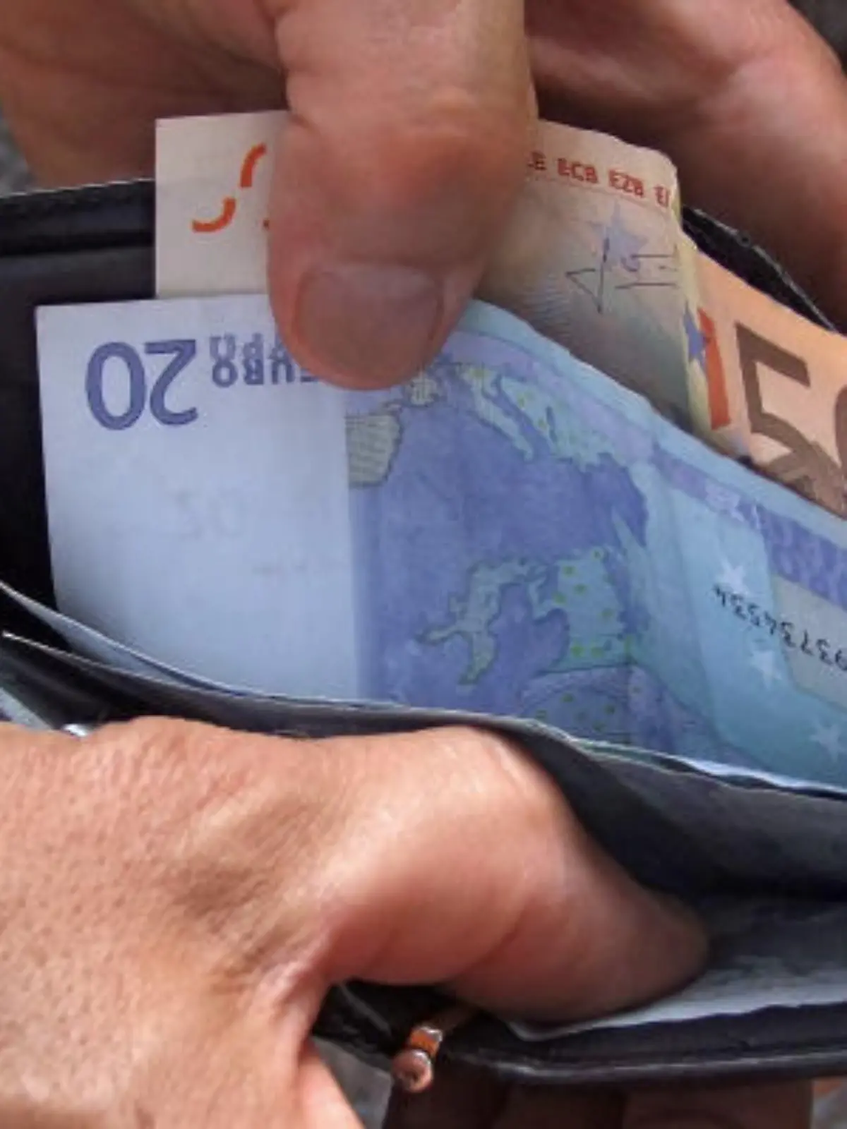 geldbörse geld geldscheine sparen finanzen portemonnaie