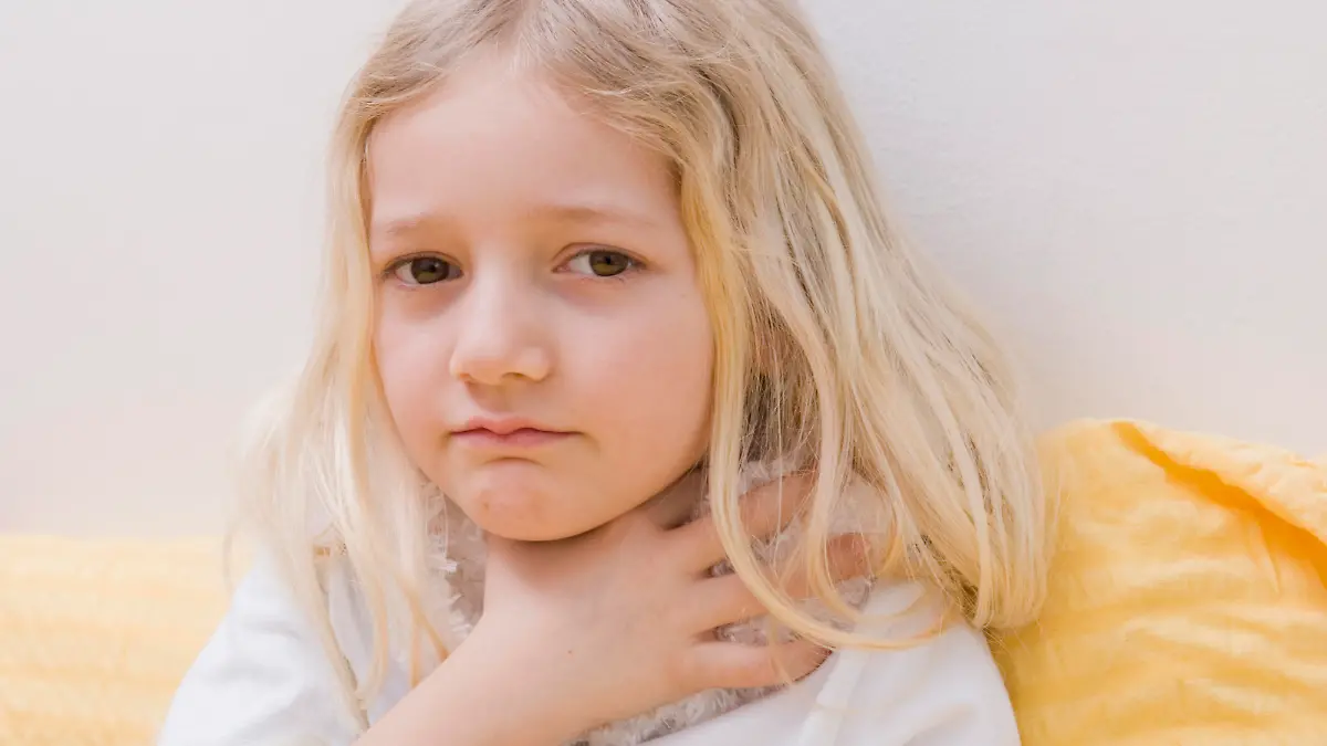 Mädchen mit Halsschmerzen - girl with sore throat Keine Weitergabe an Drittverwerter.