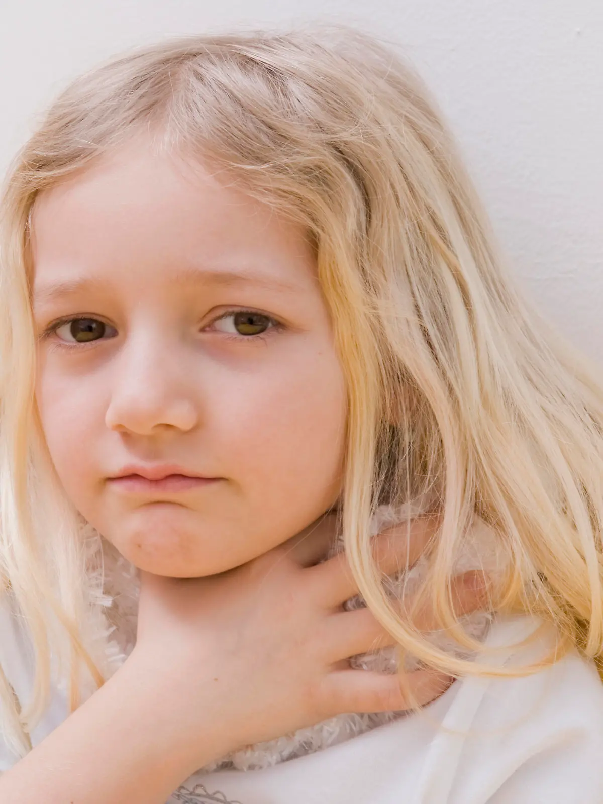 Mädchen mit Halsschmerzen - girl with sore throat Keine Weitergabe an Drittverwerter.