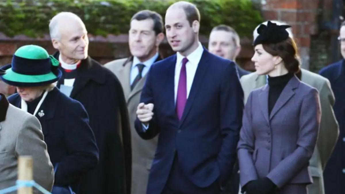 Herzogin Kate (r.) und Ehemann Prinz William im Gespräch mit dem Pastor (l.)