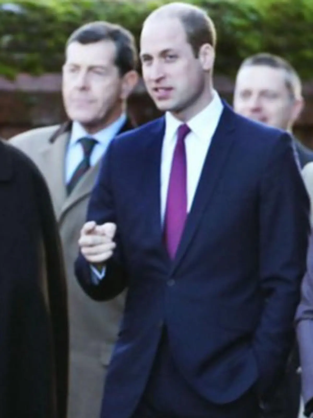Herzogin Kate (r.) und Ehemann Prinz William im Gespräch mit dem Pastor (l.)