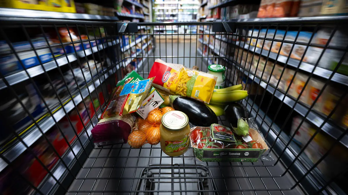 18.01.2023, Bayern, Neubiberg: Verschiedene Lebensmittel liegen in einem Supermarkt in einem Einkaufswagen. Unter dem Eindruck der hohen Inflation rechnen die Verbraucherverbände mit weiter steigenden Lebensmittelpreisen. Foto: Sven Hoppe/dpa +++ dpa-Bildfunk +++