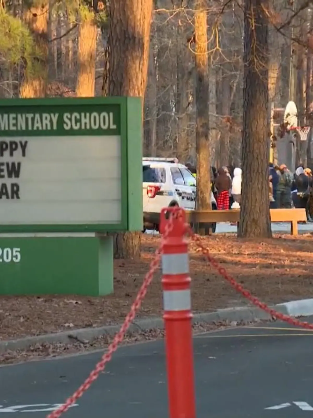 Nach dem unglaublichen Vorfall auf einer Grundschule in Newsport News, Virginia, äußern sich die Eltern des gerade einmal sechsjährigen Schützen zu dem Fall. Eine Anklage gibt es bisher nicht. Die Lehrerin konnte inzwischen wieder das Krankenhaus verlassen.
