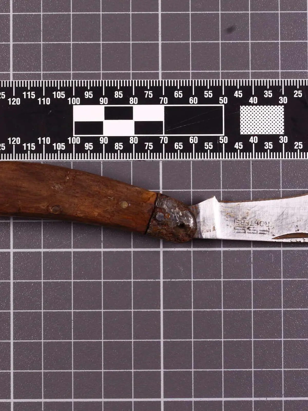 HANDOUT - 13.01.2023, Bayern, Wörth Am Main: Ein Messer, das im Mai 2022 in der Nähe des Tatorts im Fall Klaus Berninger gefunden worden war. Der Jugendliche war im Dezember 1990 getötet worden, vom Täter fehlt bislang jede Spur.      (zu dpa "«Cold Case» Klaus Berninger: Ermittlungen gehen weiter") Foto: Polizeipräsidium Unterfranken/dpa - ACHTUNG: Nur zur redaktionellen Verwendung im Zusammenhang mit der aktuellen Berichterstattung und nur mit vollständiger Nennung des vorstehenden Credits +++ dpa-Bildfunk +++