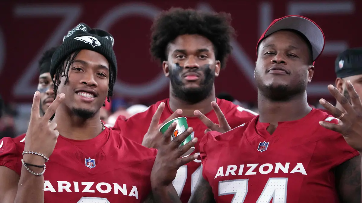 NFL, American Football Herren, USA Preseason-Denver Broncos at Arizona Cardinals Aug 11, 2023 Glendale, Arizona, USA Arizona Cardinals linebacker Isaiah Simmons 9 and Arizona Cardinals offensive tackle Paris Johnson Jr. 70 and Arizona Cardinals offensive tackle D.J. Humphries 74 poses for a photo during the second half of the game against the Denver Broncos at State Farm Stadium. Glendale State Farm Stadium Arizona USA, EDITORIAL USE ONLY PUBLICATIONxINxGERxSUIxAUTxONLY Copyright: xJoexCamporealex 20230811_jca_aa9_037