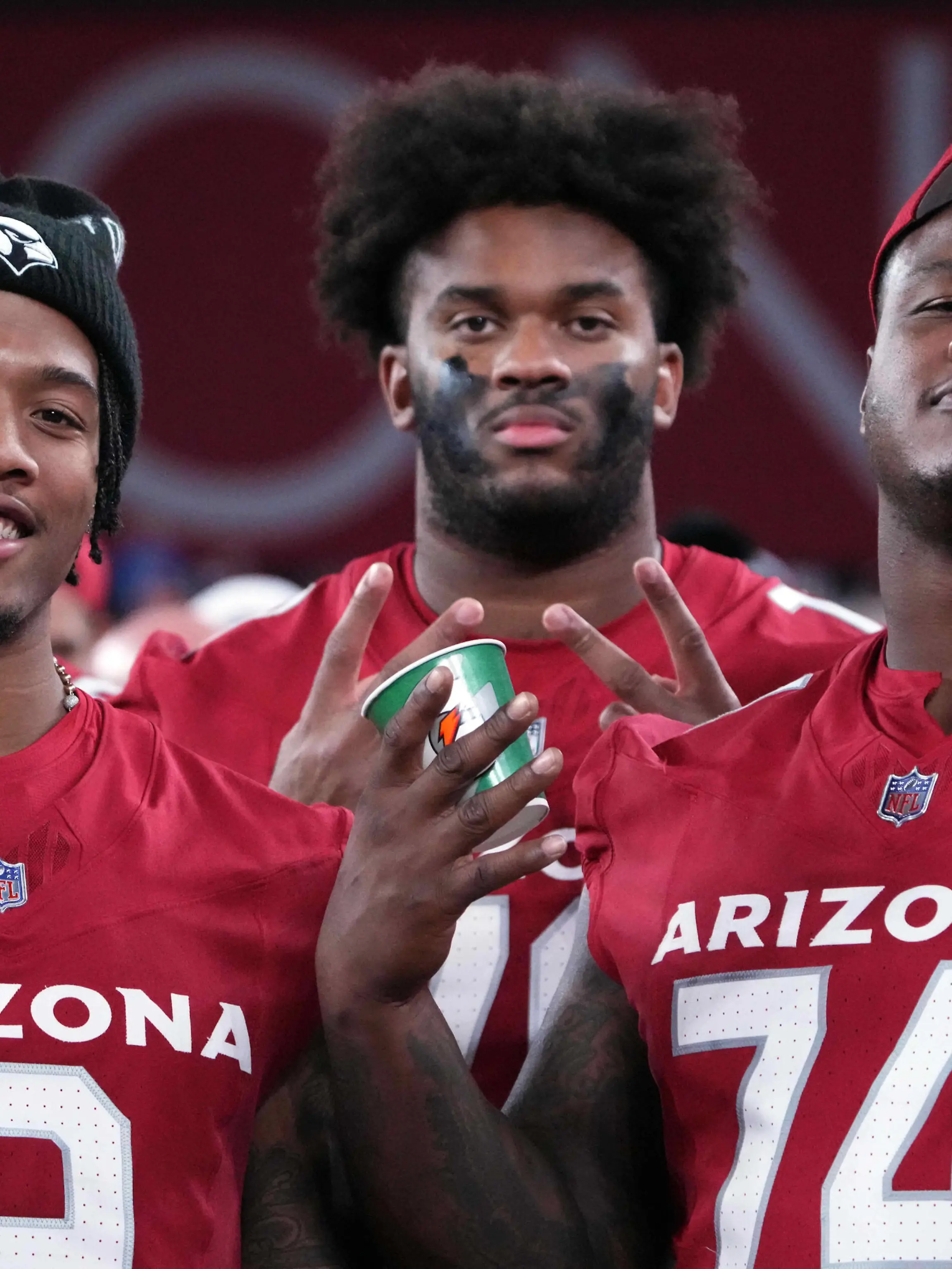 NFL, American Football Herren, USA Preseason-Denver Broncos at Arizona Cardinals Aug 11, 2023 Glendale, Arizona, USA Arizona Cardinals linebacker Isaiah Simmons 9 and Arizona Cardinals offensive tackle Paris Johnson Jr. 70 and Arizona Cardinals offensive tackle D.J. Humphries 74 poses for a photo during the second half of the game against the Denver Broncos at State Farm Stadium. Glendale State Farm Stadium Arizona USA, EDITORIAL USE ONLY PUBLICATIONxINxGERxSUIxAUTxONLY Copyright: xJoexCamporealex 20230811_jca_aa9_037