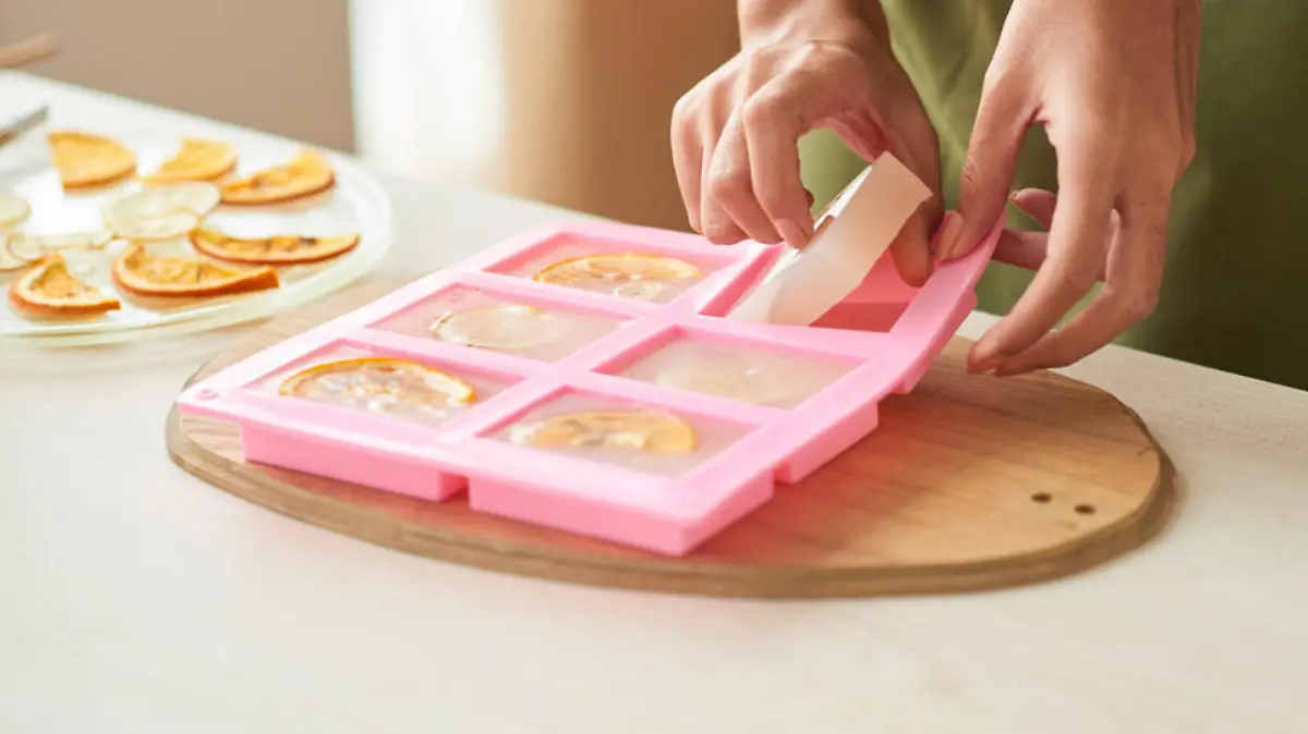 Frau macht selbst Seife