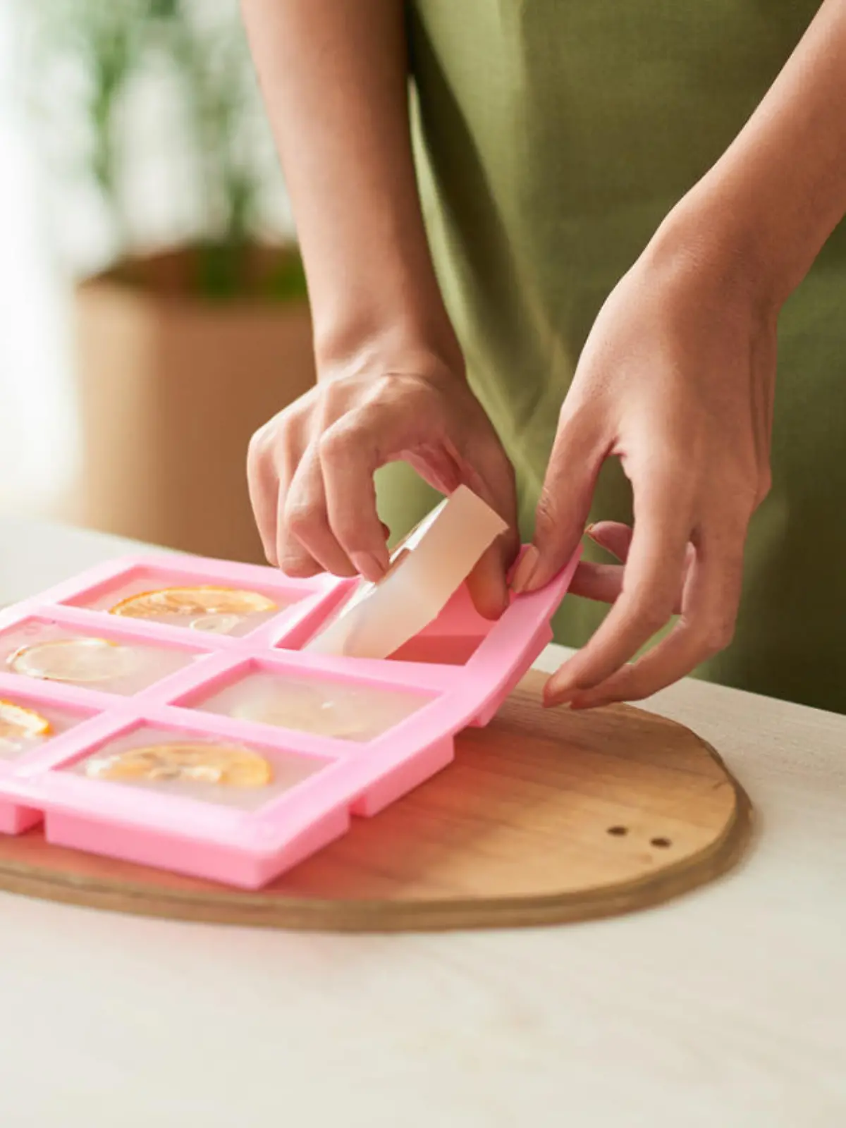 Frau macht selbst Seife