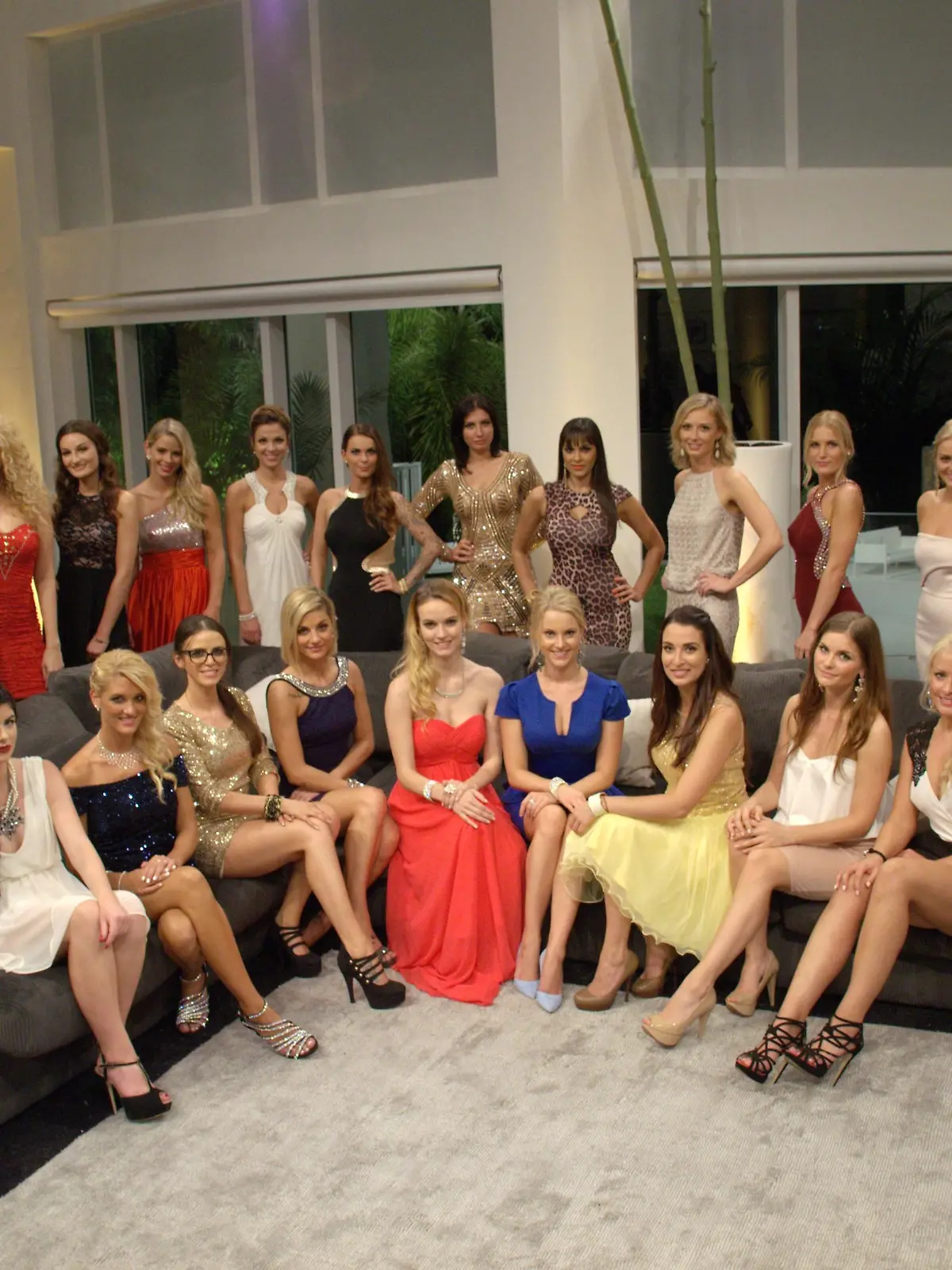 Der Bachelor 2016. Das sind die 22 neuen Kandidatinnen: Anni, Vivien, Steffi, Franziska, Annika, Kathrin, Leonie, Sarah, Sandra, Viviane und Dina (vorne v.l.). Leonie Rosella, Cindy, Elvira, Saskia, Marisa, Denise, Deborah, Jasmin, Dominique, Romina und Daniela (hinten v.l.).