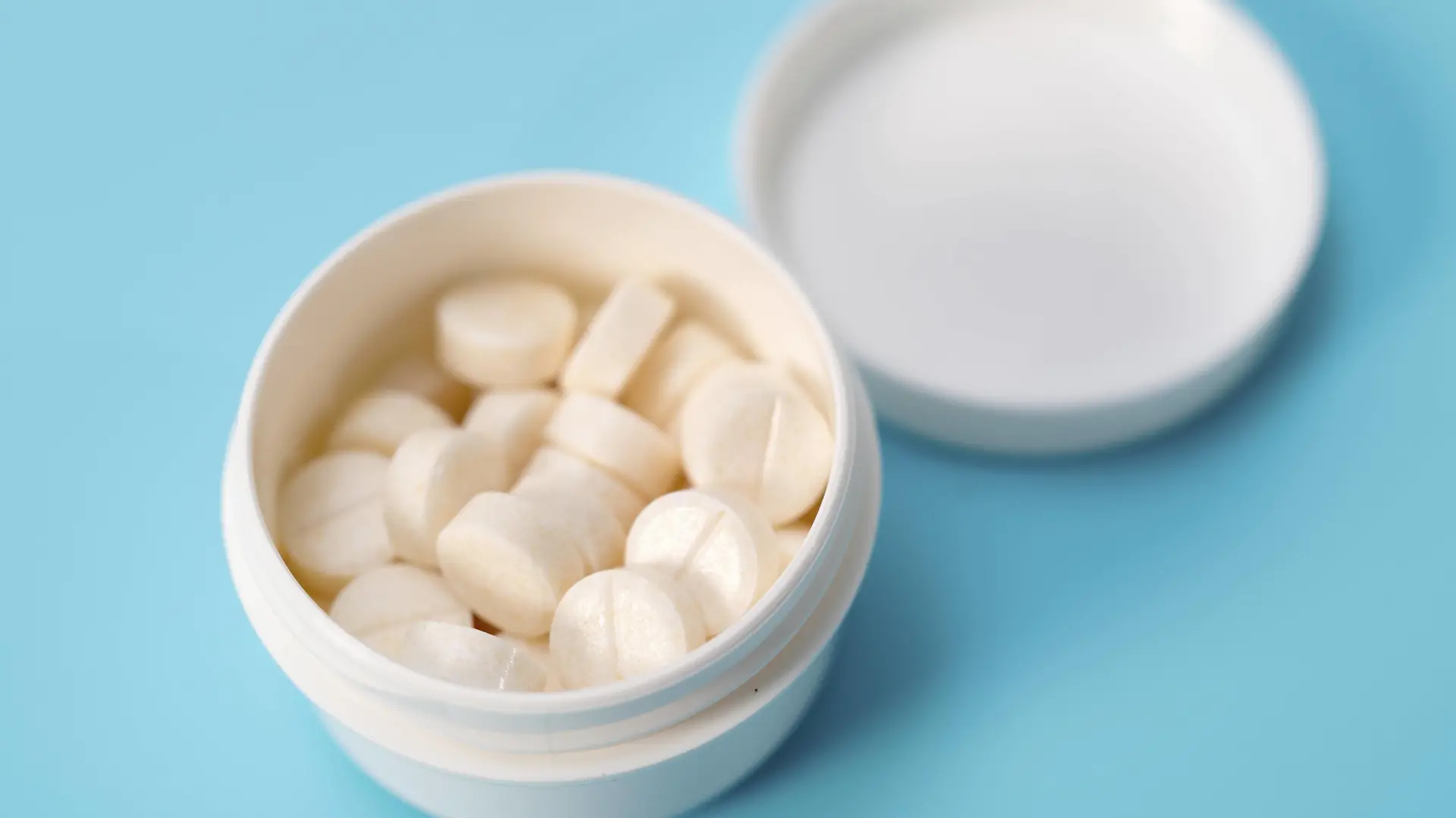 White tablets in plastic container White tablets in a plastic container. PUBLICATIONxINxGERxSUIxHUNxONLY WLADIMIRxBULGAR/SCIENCExPHOTOxLIBRARY F021/3922