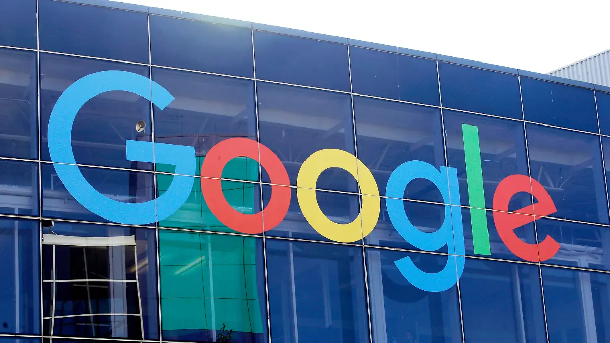 ARCHIV - 24.09.2019, USA, Mountain View: Das Logo von Google an der Fassade des Hauptsitzes des Mutterkonzerns Alphabet. Als nächstes Schwergewicht der Tech-Branche will der Google-Mutterkonzern Alphabet nach Medienberichten tausende Arbeitsplätze streichen. (zu dpa «Medien: Google-Konzern Alphabet streicht 12 000 Stellen») Foto: Jeff Chiu/AP/dpa +++ dpa-Bildfunk +++