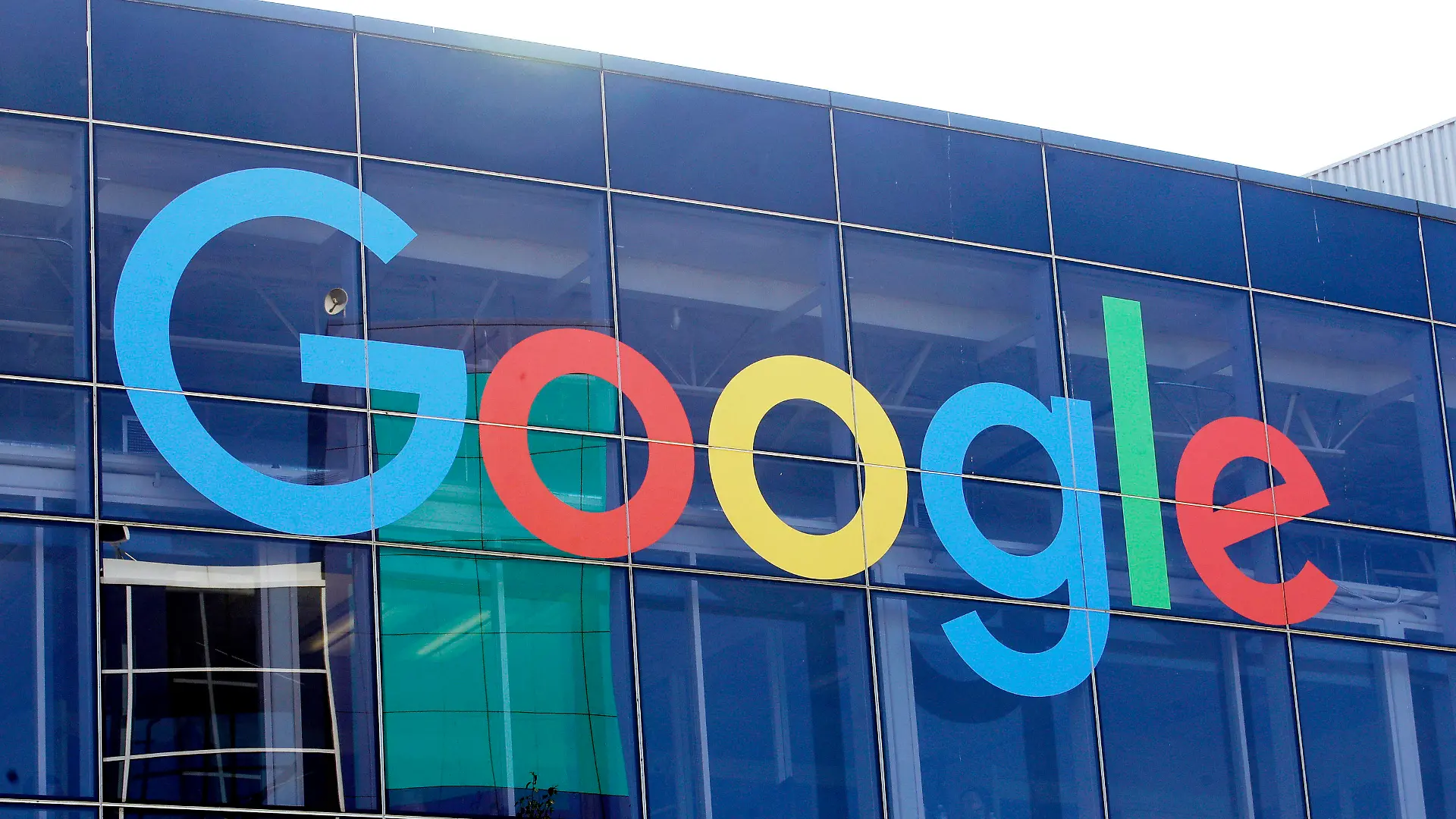 ARCHIV - 24.09.2019, USA, Mountain View: Das Logo von Google an der Fassade des Hauptsitzes des Mutterkonzerns Alphabet. Als nächstes Schwergewicht der Tech-Branche will der Google-Mutterkonzern Alphabet nach Medienberichten tausende Arbeitsplätze streichen. (zu dpa «Medien: Google-Konzern Alphabet streicht 12 000 Stellen») Foto: Jeff Chiu/AP/dpa +++ dpa-Bildfunk +++