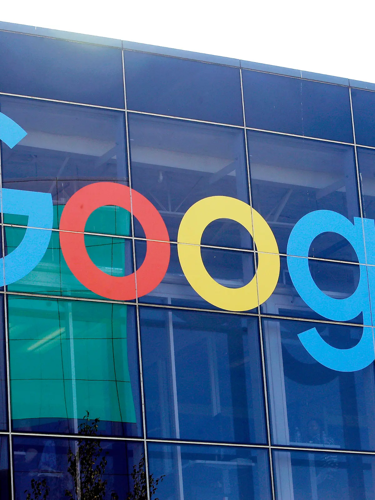 ARCHIV - 24.09.2019, USA, Mountain View: Das Logo von Google an der Fassade des Hauptsitzes des Mutterkonzerns Alphabet. Als nächstes Schwergewicht der Tech-Branche will der Google-Mutterkonzern Alphabet nach Medienberichten tausende Arbeitsplätze streichen. (zu dpa «Medien: Google-Konzern Alphabet streicht 12 000 Stellen») Foto: Jeff Chiu/AP/dpa +++ dpa-Bildfunk +++