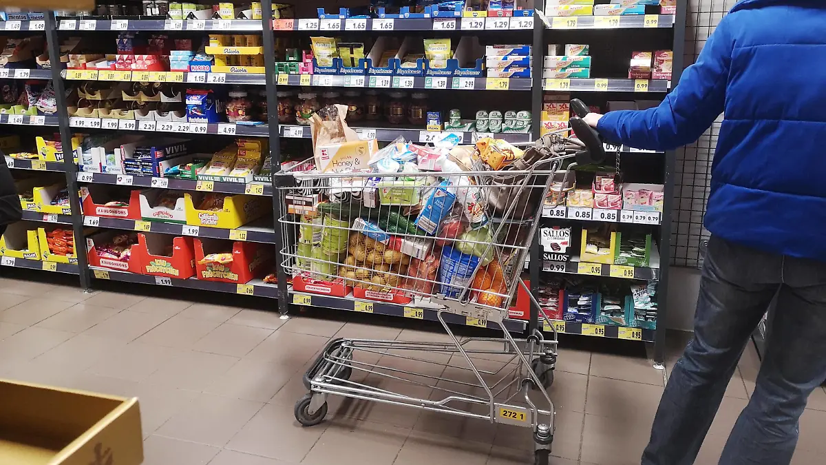 Foto Manuel Geisser 18.11.2021 Deutschland : Einkaufswagen voller Lebensmittel in einem Deutschen Supermarkt *** Photo Manuel Geisser 18 11 2021 Germany Shopping trolley full of food in a German supermarket