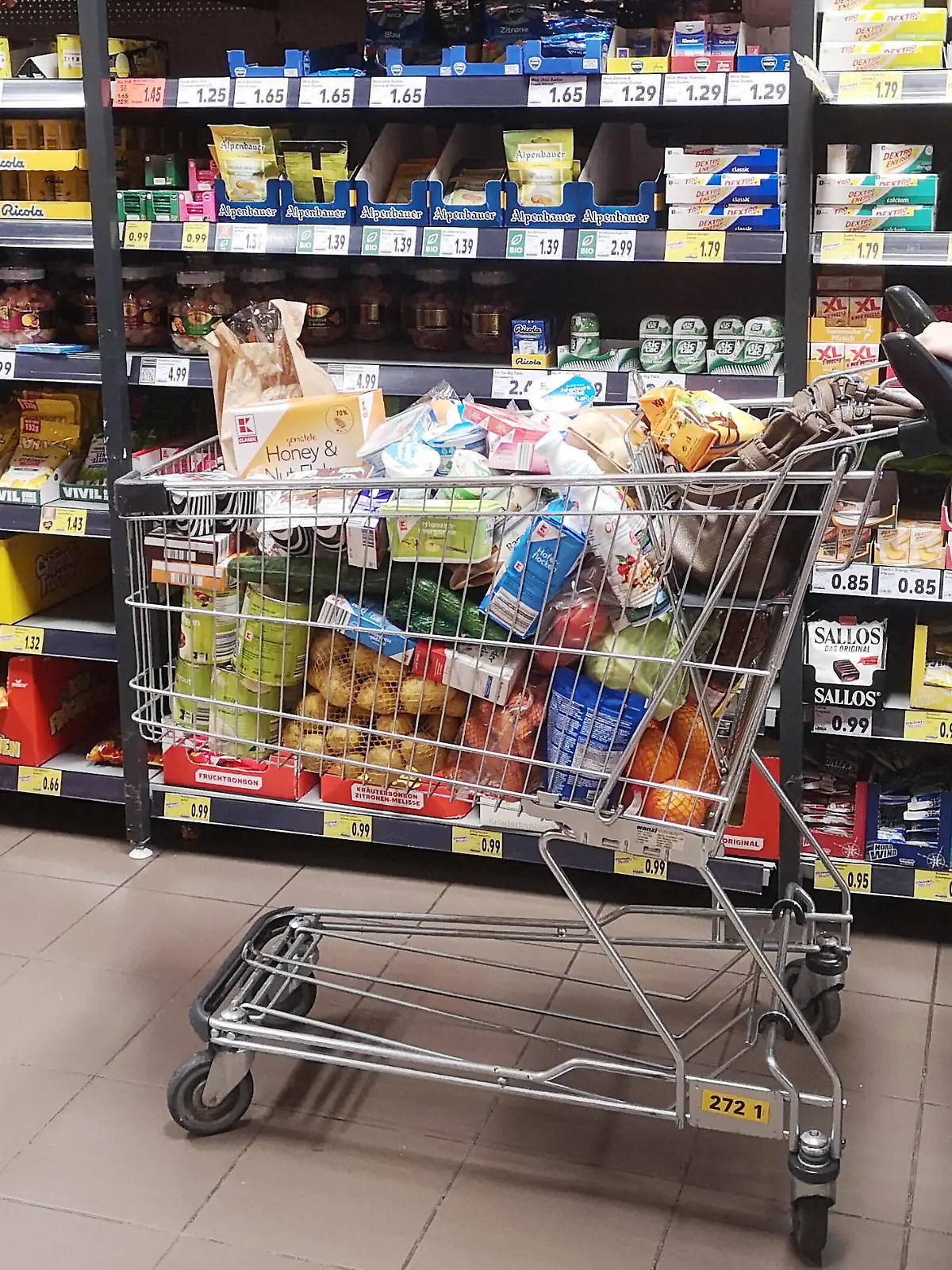  Foto Manuel Geisser 18.11.2021 Deutschland : Einkaufswagen voller Lebensmittel in einem Deutschen Supermarkt *** Photo Manuel Geisser 18 11 2021 Germany Shopping trolley full of food in a German supermarket