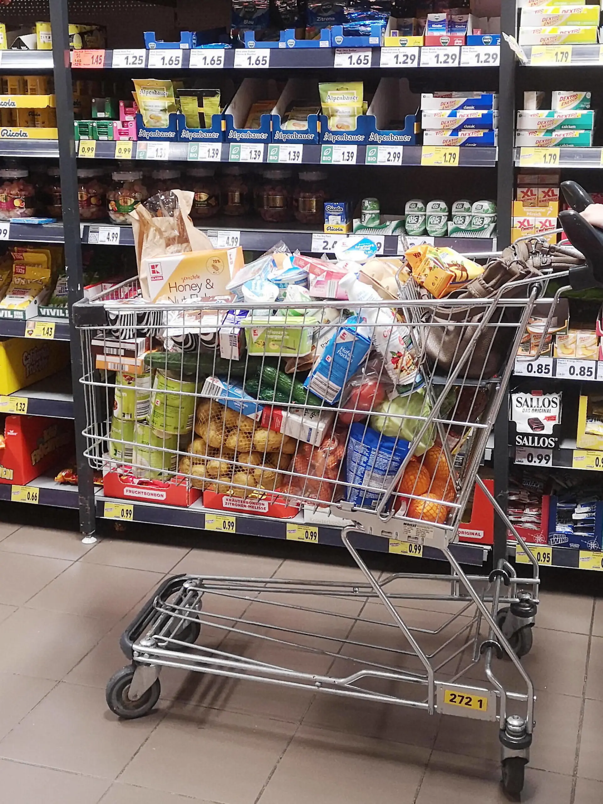  Foto Manuel Geisser 18.11.2021 Deutschland : Einkaufswagen voller Lebensmittel in einem Deutschen Supermarkt *** Photo Manuel Geisser 18 11 2021 Germany Shopping trolley full of food in a German supermarket