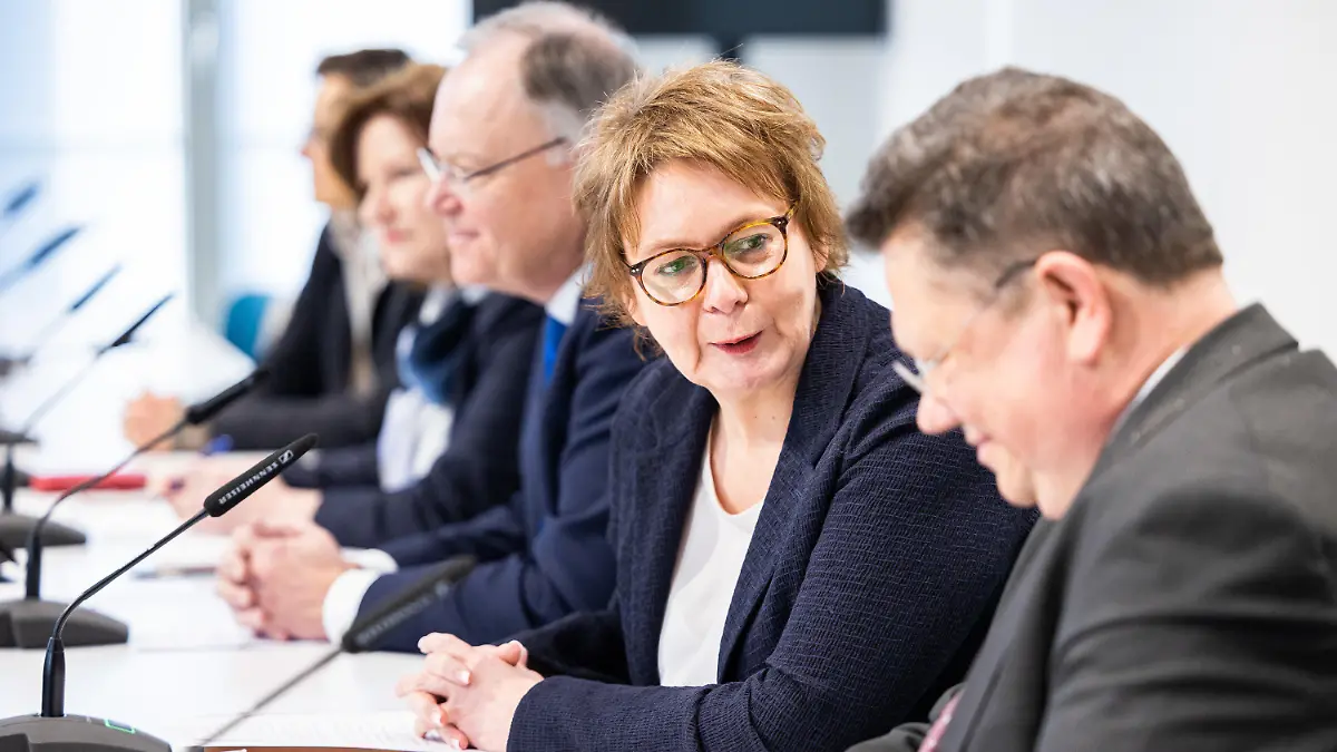 20.01.2023, Niedersachsen, Hannover: Daniela Behrens (SPD, 2.v.r), Gesundheitsministerin Niedersachsen und designierte Innenministerin Niedersachsen, spricht während der Vorstellung der neuen Besetzung von Innenministerium und Gesundheitsministerium in der Landespressekonferenz im Landtag. Daneben sitzen Stephan Weil (SPD, 3.v.r), Ministerpräsident Niedersachsen, und Andreas Philippi (SPD, r), designierter Gesundheitsminister Niedersachsen. Foto: Michael Matthey/dpa +++ dpa-Bildfunk +++