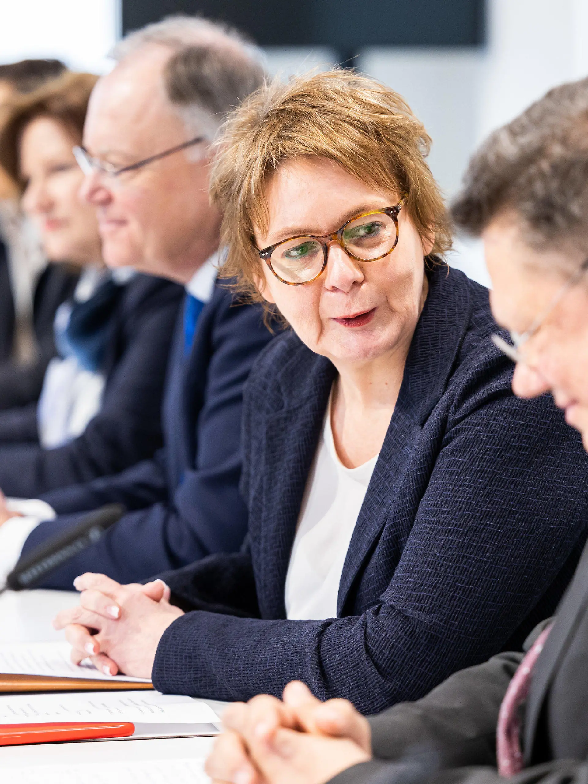 20.01.2023, Niedersachsen, Hannover: Daniela Behrens (SPD, 2.v.r), Gesundheitsministerin Niedersachsen und designierte Innenministerin Niedersachsen, spricht während der Vorstellung der neuen Besetzung von Innenministerium und Gesundheitsministerium in der Landespressekonferenz im Landtag. Daneben sitzen Stephan Weil (SPD, 3.v.r), Ministerpräsident Niedersachsen, und Andreas Philippi (SPD, r), designierter Gesundheitsminister Niedersachsen. Foto: Michael Matthey/dpa +++ dpa-Bildfunk +++