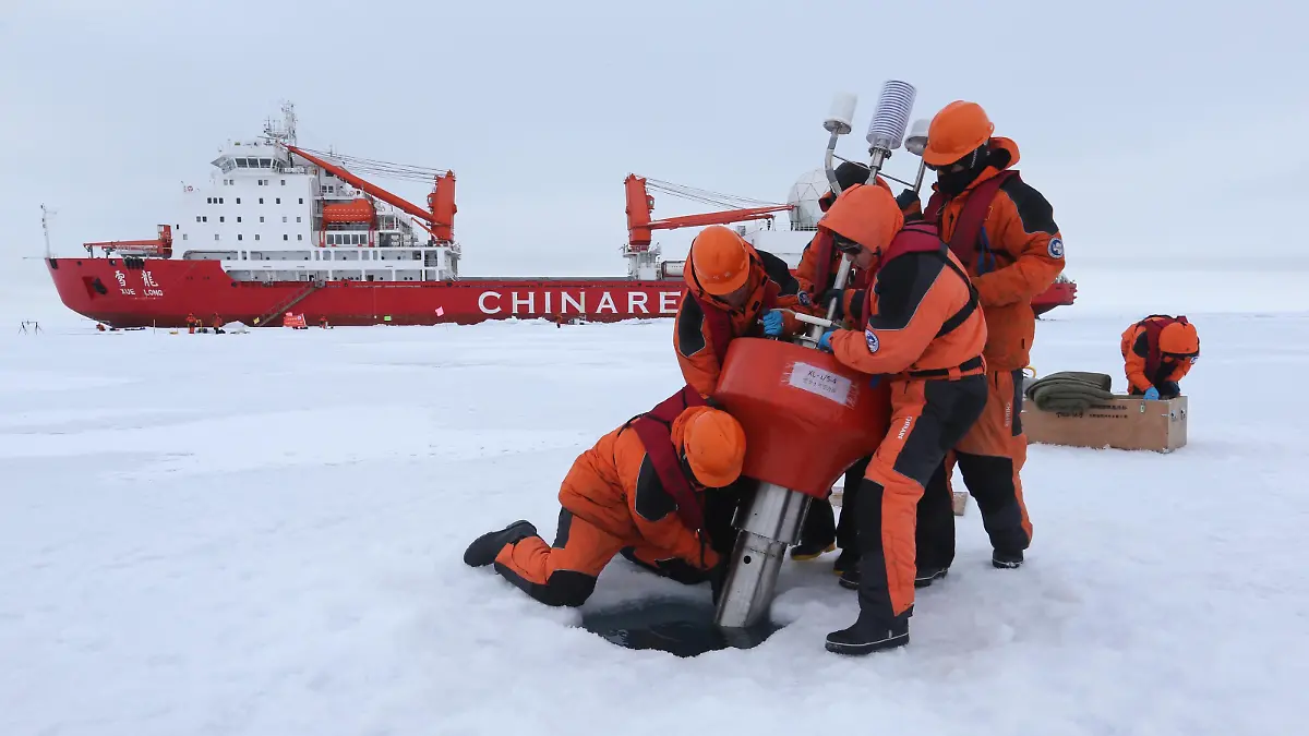 (160820) -- ABOARD XUELONG, Aug. 20, 2016 () -- Members of China's research team set up an ocean profiling float at a short-term data acquisition location near the icebreaker Xuelong, or "Snow Dragon", in the Arctic Ocean, Aug. 18, 2016. The research team of China's seventh expedition to the Arctic completed their works on six short-term and one long-term data acquisition locations on ice on Aug. 20, 2016. (/Wu Yue) (wx)