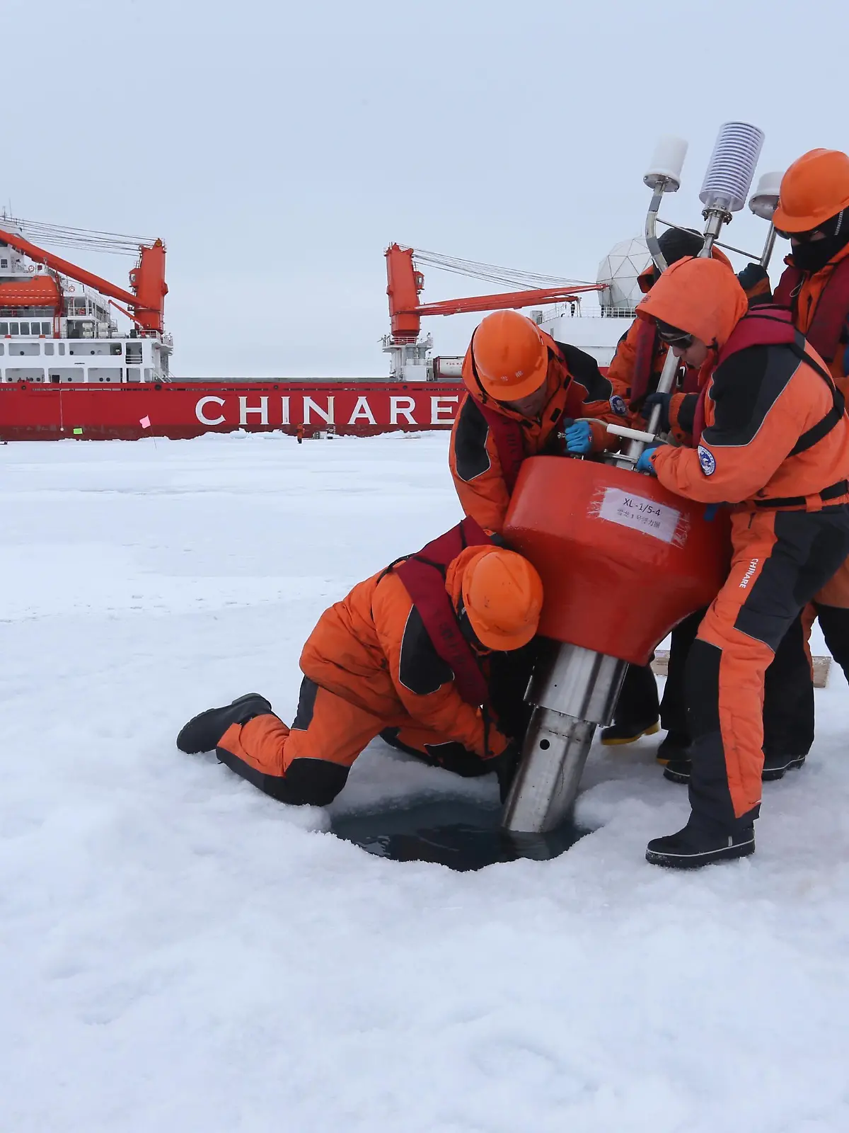 (160820) -- ABOARD XUELONG, Aug. 20, 2016 () -- Members of China's research team set up an ocean profiling float at a short-term data acquisition location near the icebreaker Xuelong, or "Snow Dragon", in the Arctic Ocean, Aug. 18, 2016. The research team of China's seventh expedition to the Arctic completed their works on six short-term and one long-term data acquisition locations on ice on Aug. 20, 2016. (/Wu Yue) (wx)