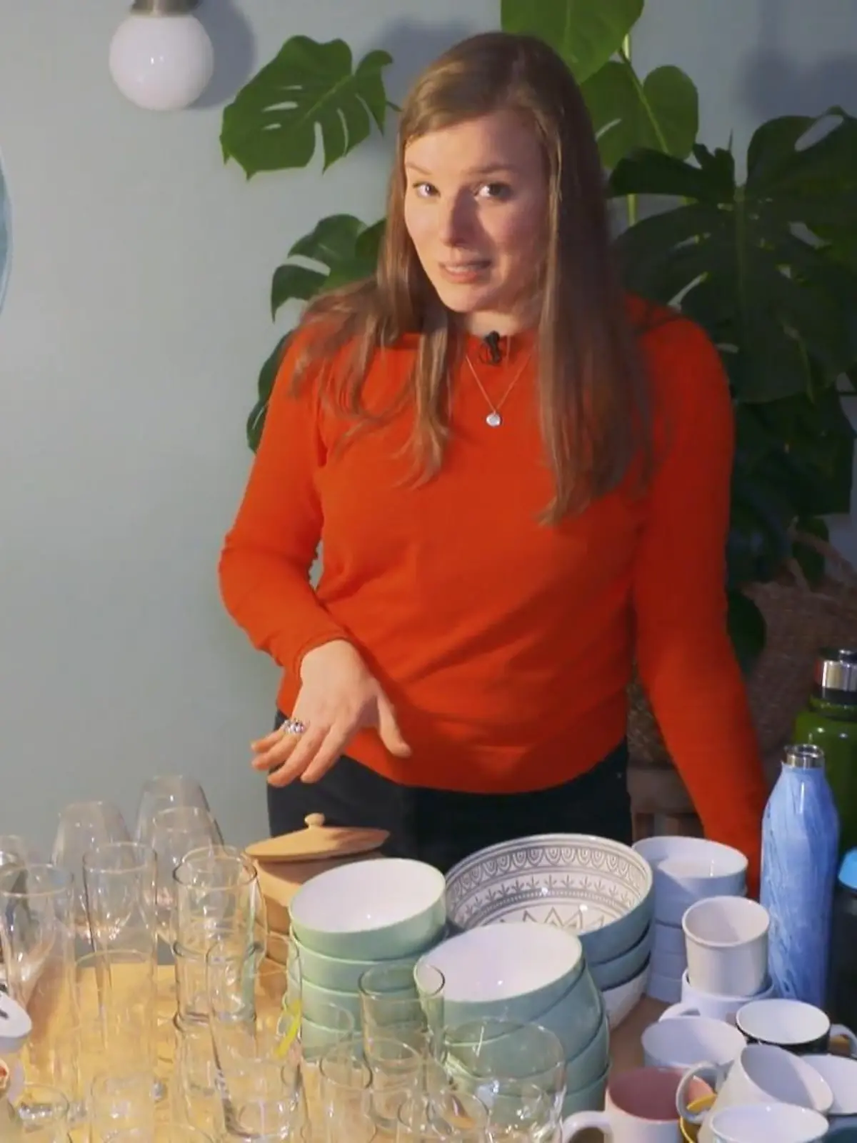 Behalten oder kann das weg? 
Diese Frage stellt sich jeder, der zu Hause ausmistet. Den meisten fällt die Entscheidung ziemlich schwer. Für unsere Gesundheit ist das Ausmisten allerdings super. Woran das liegt und mit welchen Tipps ihr trotz Ausmist-Tief dranbleibt, erklärt der Neurologe Prof. Dr. Christoph Kleinschnitz im Video.
