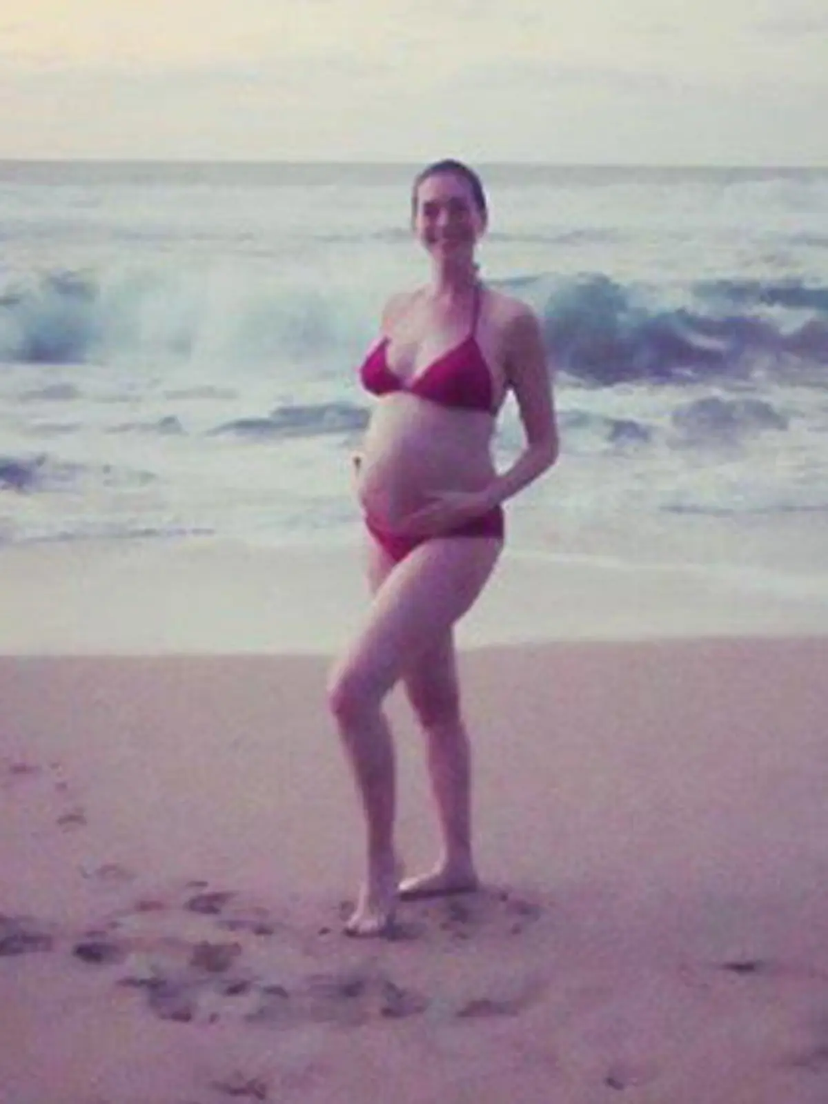Die werdende Mama Anne Hathaway strahlt vor Glück