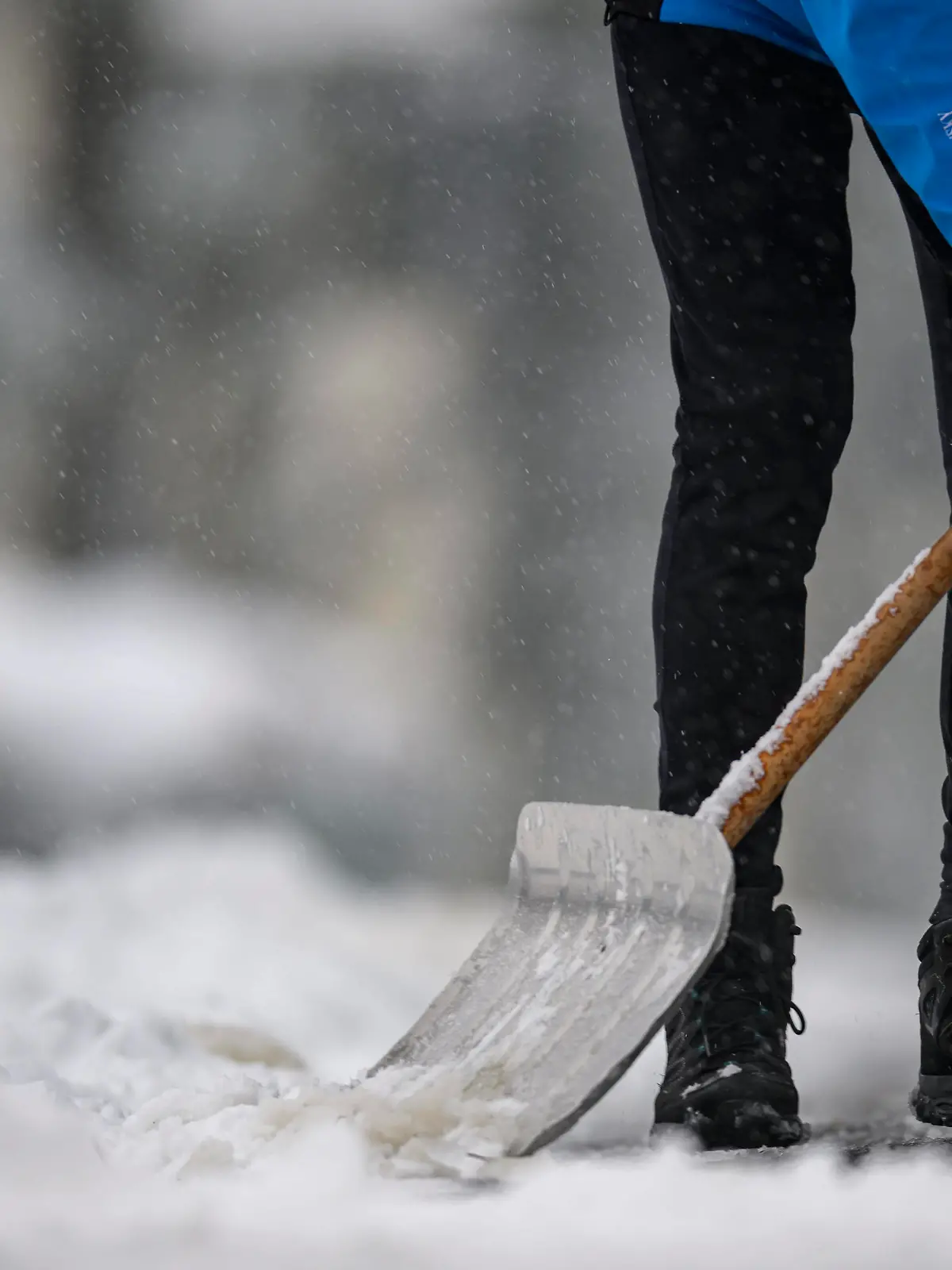 Schnee wird geschoben Ein Mann schiebt auf einem Bürgersteig den gefallenen Schnee weg, Remscheid Lennep Nordrhein-Westfalen Deutschland *** Snow is pushed A man pushes away fallen snow on a sidewalk, Remscheid Lennep North Rhine Westphalia Germany Copyright: xChristopherxNeundorfx