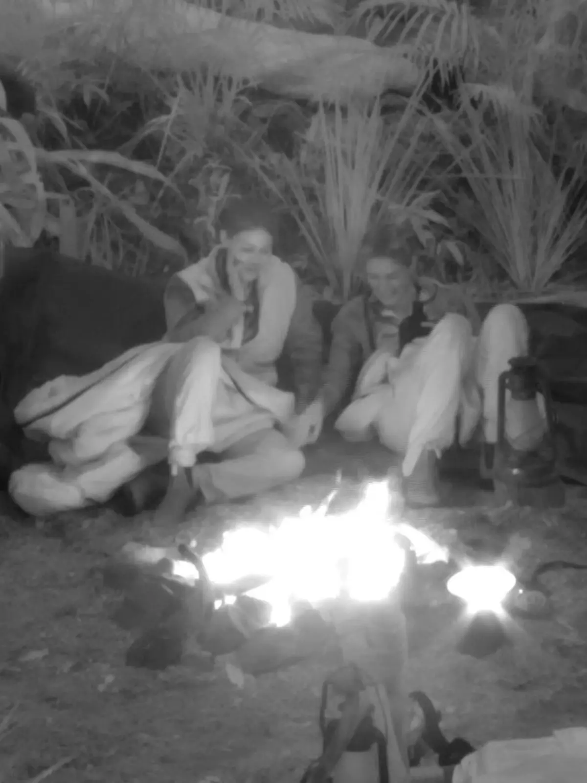 Tessa und Djamila am Lagerfeuer