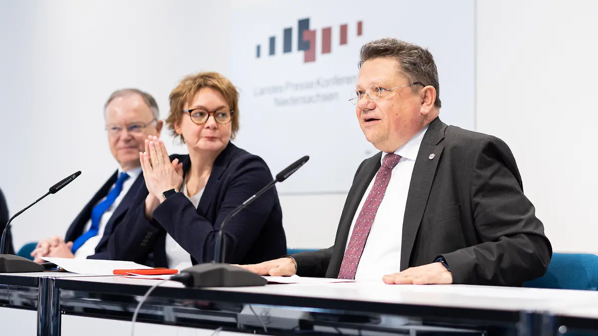 20.01.2023, Niedersachsen, Hannover: Stephan Weil (SPD, l-r), Ministerpräsident Niedersachsen, Daniela Behrens (SPD), Gesundheitsministerin Niedersachsen und designierte Innenministerin Niedersachsen, und Andreas Philippi (SPD), designierter Gesundheitsminister Niedersachsen, sitzen während der Vorstellung der neuen Besetzung von Innenministerium und Gesundheitsministerium in der Landespressekonferenz im Landtag. Foto: Michael Matthey/dpa +++ dpa-Bildfunk +++