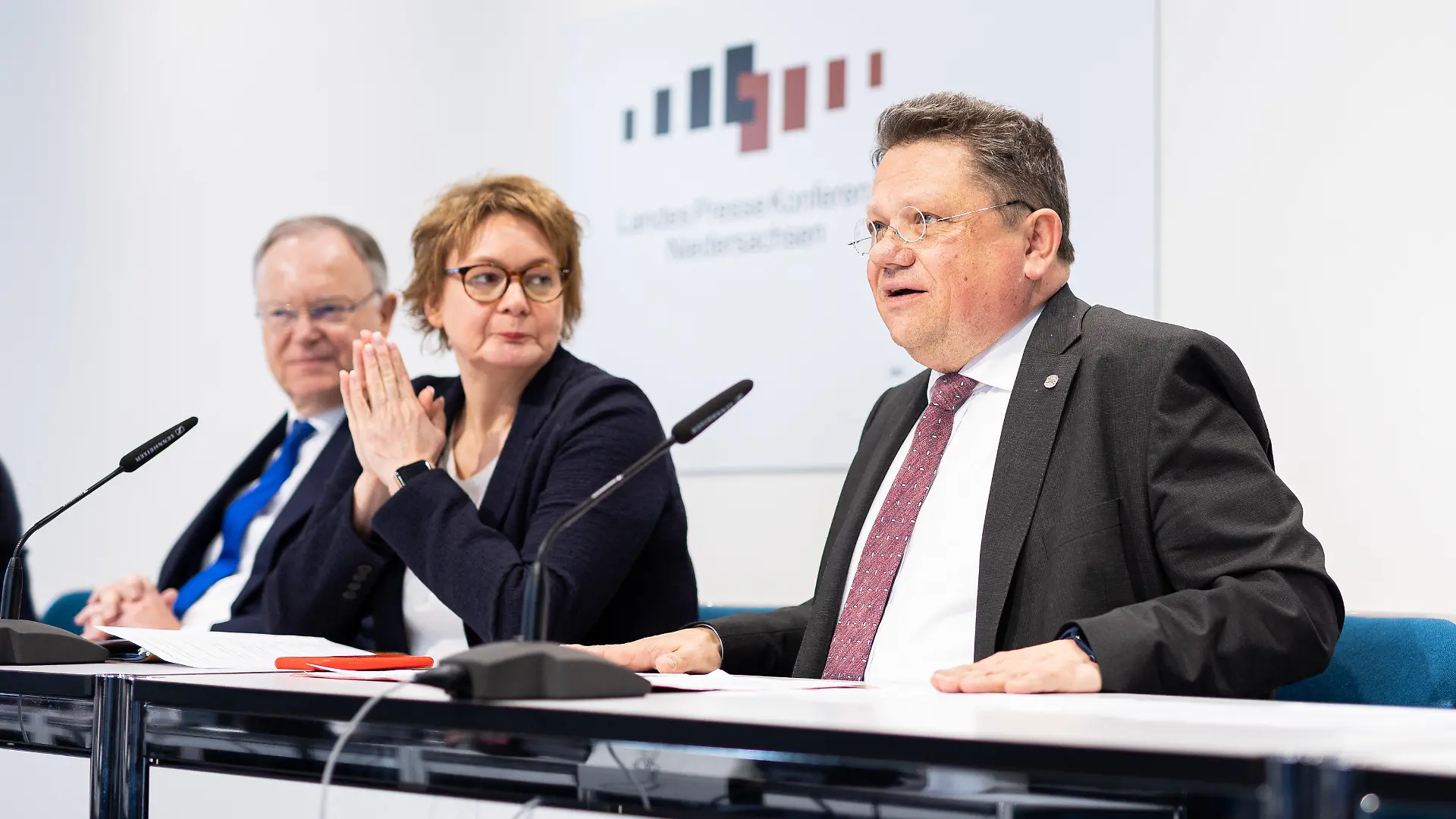 20.01.2023, Niedersachsen, Hannover: Stephan Weil (SPD, l-r), Ministerpräsident Niedersachsen, Daniela Behrens (SPD), Gesundheitsministerin Niedersachsen und designierte Innenministerin Niedersachsen, und Andreas Philippi (SPD), designierter Gesundheitsminister Niedersachsen, sitzen während der Vorstellung der neuen Besetzung von Innenministerium und Gesundheitsministerium in der Landespressekonferenz im Landtag. Foto: Michael Matthey/dpa +++ dpa-Bildfunk +++