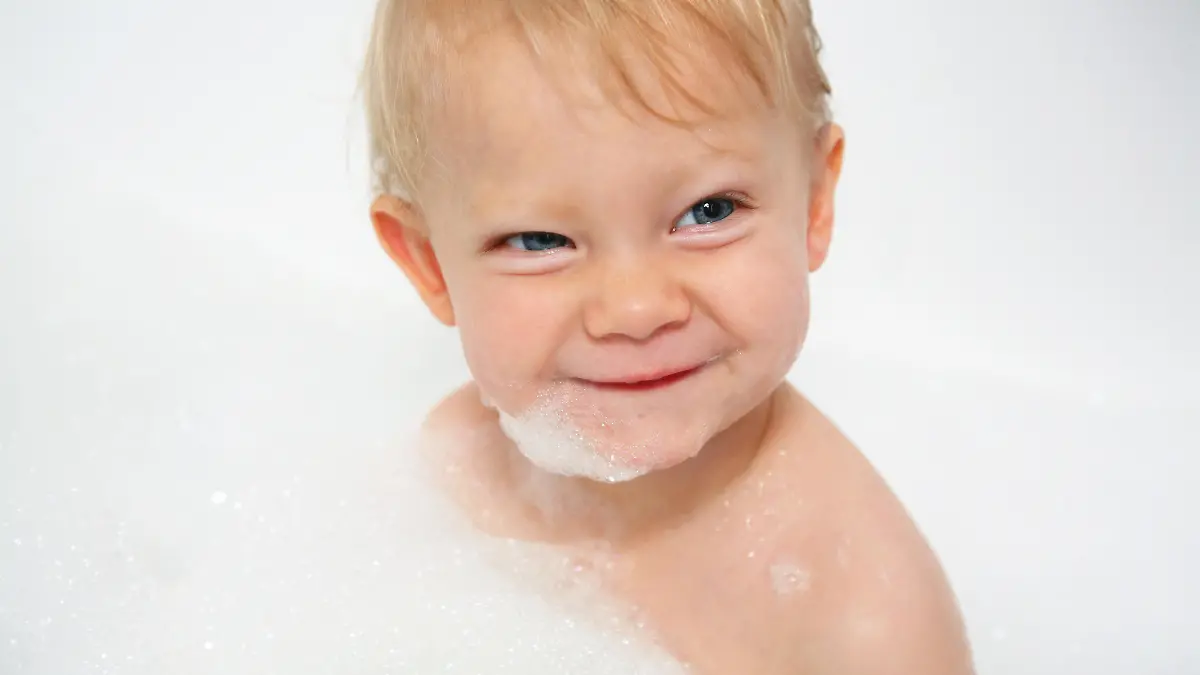 Kleinkind in der Badewanne.MODEL RELEASED.