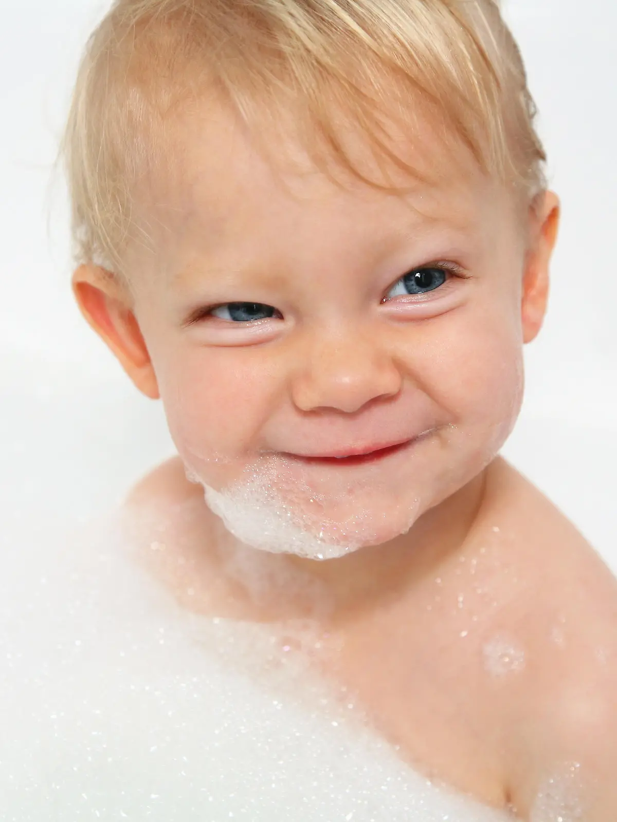 Kleinkind in der Badewanne.MODEL RELEASED.
